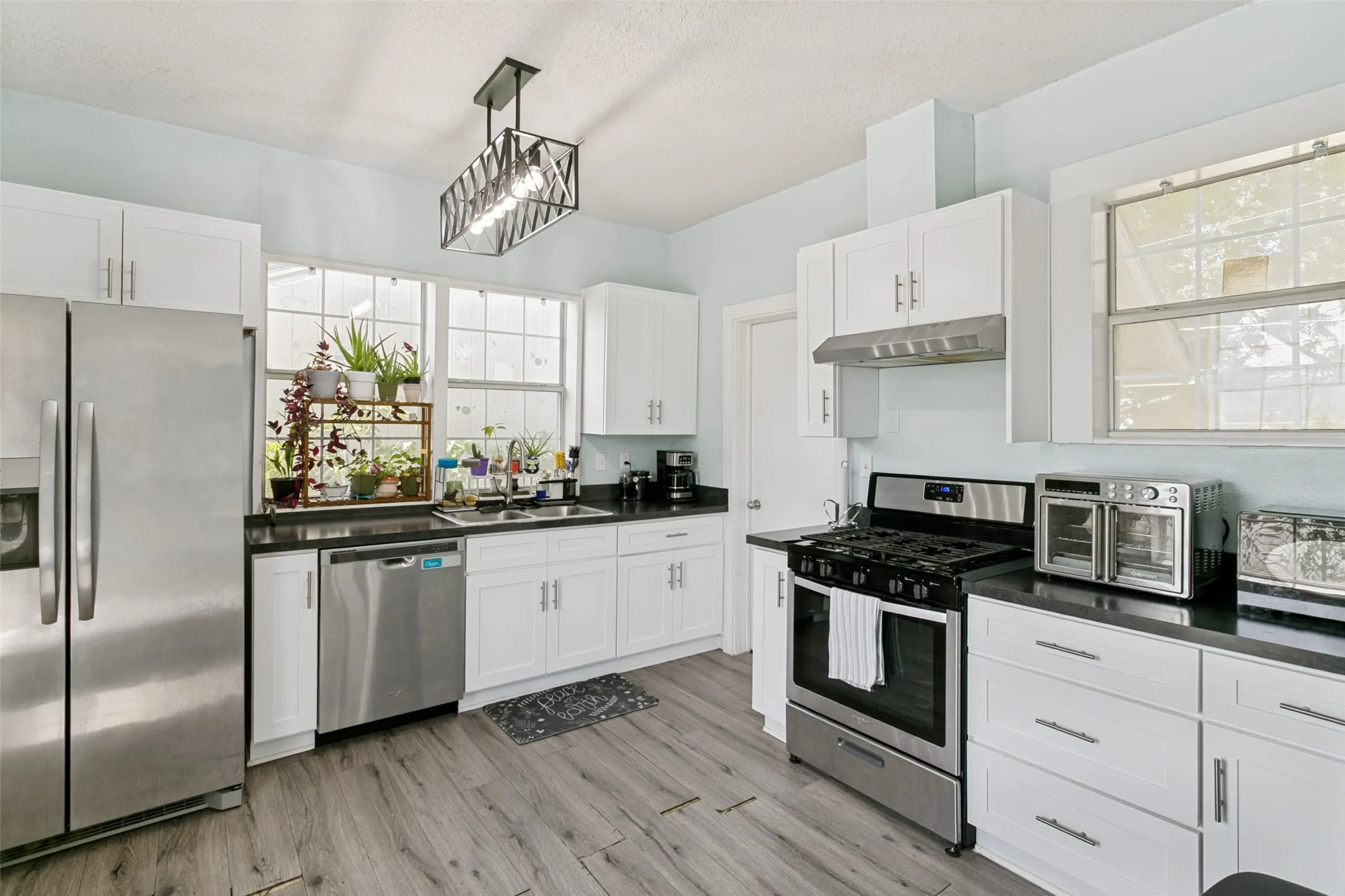 Single Family Residence For Sale in Tarrant County , 3332 Avenue I, Fort Worth, Texas 76105, 2 Bedroom, 2 Bathroom, Garage spaces, 1,040 Sqft, built in 1920, mls#21317436, Real Estate Agent in Fort Worth, Homes For Sale in Tarrant county, Homes For Sale in Fort Worth, Realtor in Fort Worth Texas, Real Estate Brokerage Independent Realty Texas, Luminita Cordes Realtor