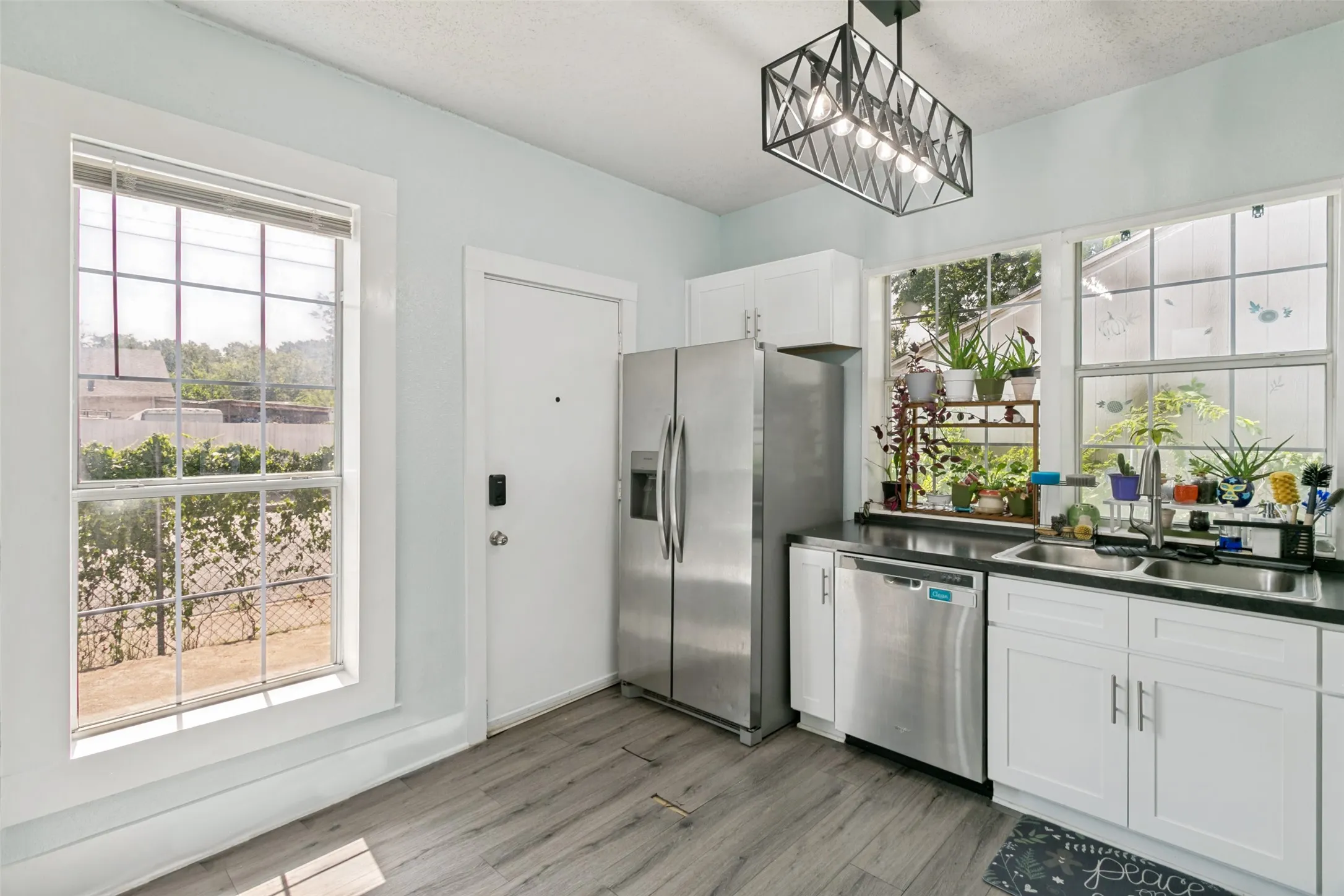Single Family Residence For Sale in Tarrant County , 3332 Avenue I, Fort Worth, Texas 76105, 2 Bedroom, 2 Bathroom, Garage spaces, 1,040 Sqft, built in 1920, mls#21317436, Real Estate Agent in Fort Worth, Homes For Sale in Tarrant county, Homes For Sale in Fort Worth, Realtor in Fort Worth Texas, Real Estate Brokerage Independent Realty Texas, Luminita Cordes Realtor