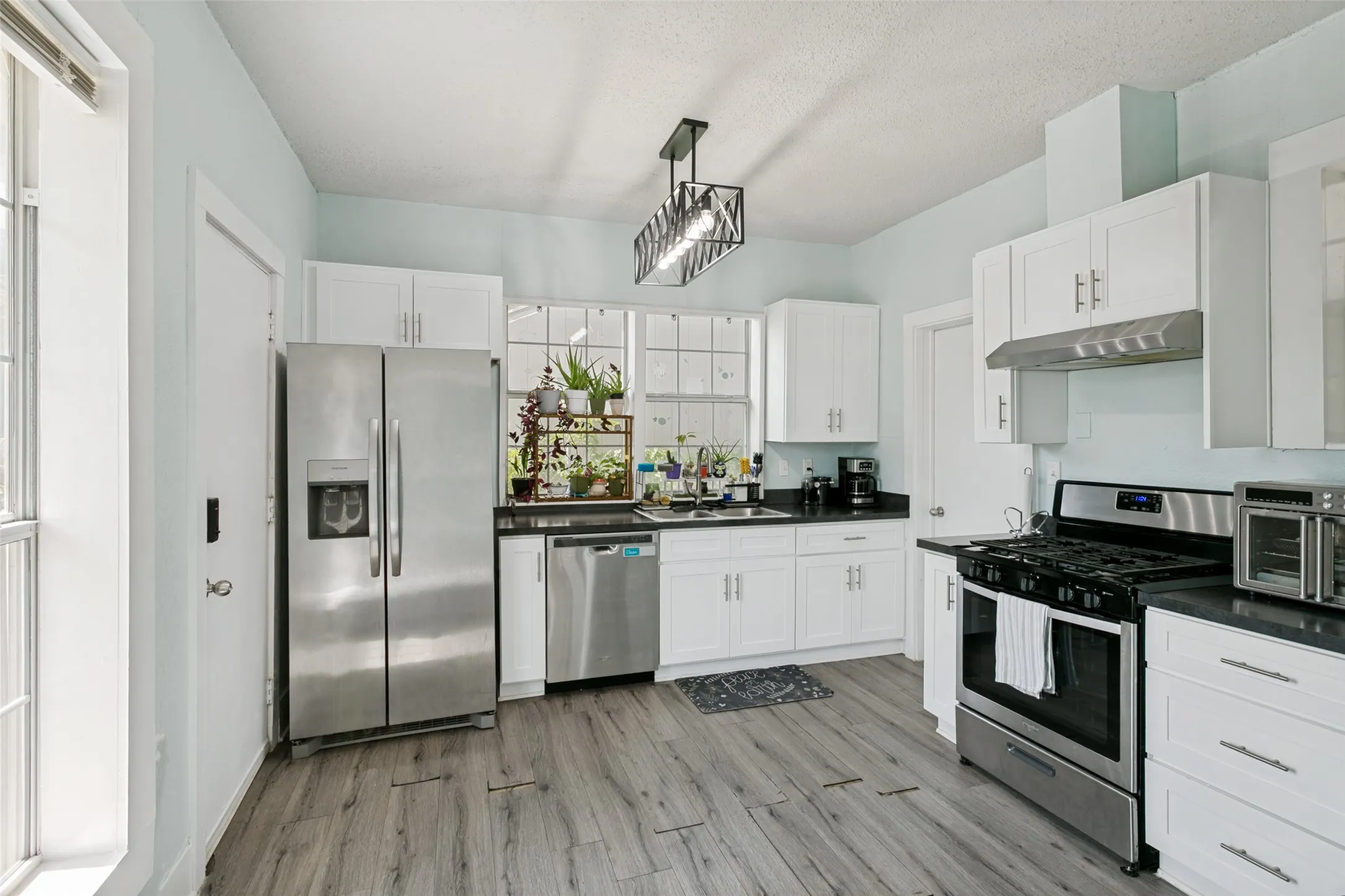 Single Family Residence For Sale in Tarrant County , 3332 Avenue I, Fort Worth, Texas 76105, 2 Bedroom, 2 Bathroom, Garage spaces, 1,040 Sqft, built in 1920, mls#21317436, Real Estate Agent in Fort Worth, Homes For Sale in Tarrant county, Homes For Sale in Fort Worth, Realtor in Fort Worth Texas, Real Estate Brokerage Independent Realty Texas, Luminita Cordes Realtor
