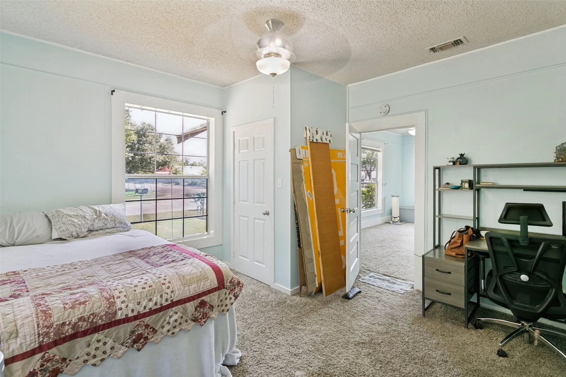 Single Family Residence For Sale in Tarrant County , 3332 Avenue I, Fort Worth, Texas 76105, 2 Bedroom, 2 Bathroom, Garage spaces, 1,040 Sqft, built in 1920, mls#21317436, Real Estate Agent in Fort Worth, Homes For Sale in Tarrant county, Homes For Sale in Fort Worth, Realtor in Fort Worth Texas, Real Estate Brokerage Independent Realty Texas, Luminita Cordes Realtor