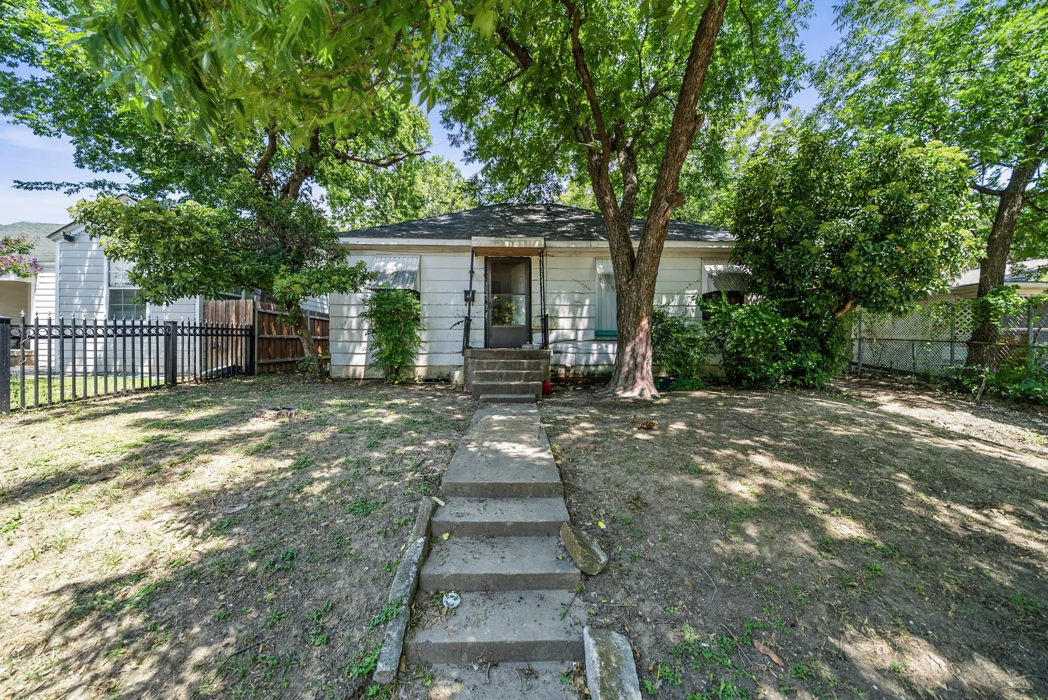 Single Family Residence For Sale in Dallas County , 2942 Maryland Avenue, Dallas, Texas 75216, 3 Bedroom, 1 Bathroom, Garage spaces, 1,301 Sqft, built in 1941, Price $165,000, mls#21319559, Real Estate Agent in Dallas, Homes For Sale in Dallas county, Homes For Sale in Dallas, Realtor in Dallas Texas, Real Estate Brokerage Independent Realty Texas, Luminita Cordes Realtor