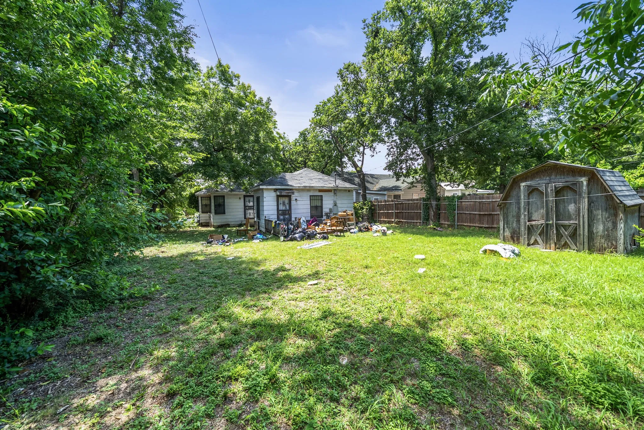 Single Family Residence For Sale in Dallas County , 2942 Maryland Avenue, Dallas, Texas 75216, 3 Bedroom, 1 Bathroom, Garage spaces, 1,301 Sqft, built in 1941, Price $165,000, mls#21319559, Real Estate Agent in Dallas, Homes For Sale in Dallas county, Homes For Sale in Dallas, Realtor in Dallas Texas, Real Estate Brokerage Independent Realty Texas, Luminita Cordes Realtor