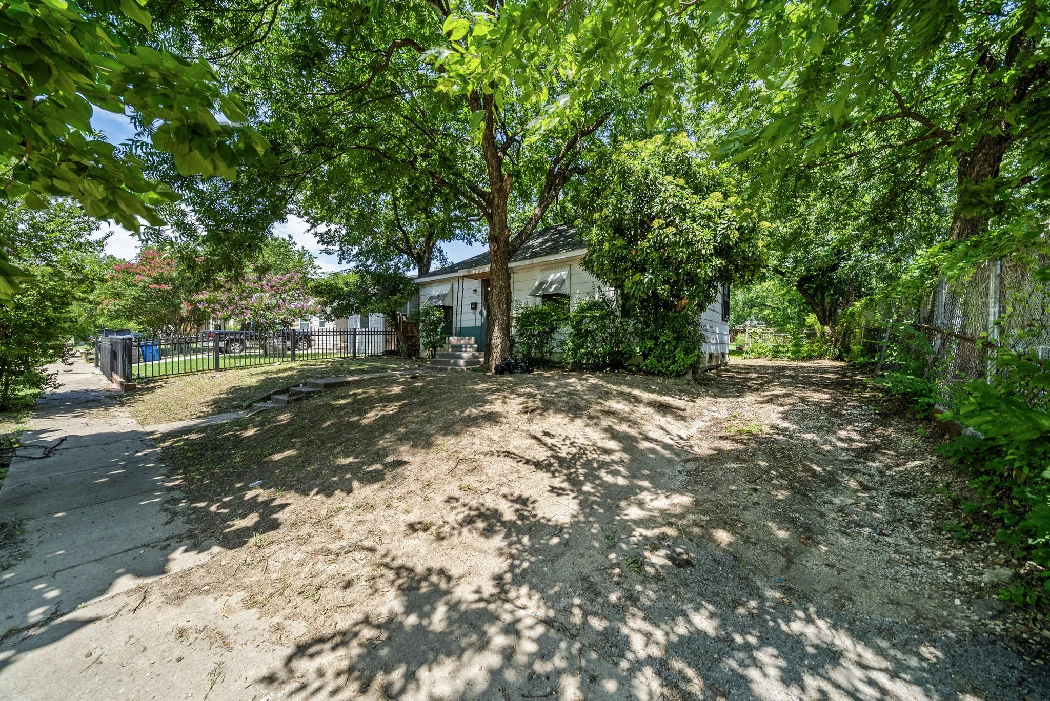 Single Family Residence For Sale in Dallas County , 2942 Maryland Avenue, Dallas, Texas 75216, 3 Bedroom, 1 Bathroom, Garage spaces, 1,301 Sqft, built in 1941, Price $165,000, mls#21319559, Real Estate Agent in Dallas, Homes For Sale in Dallas county, Homes For Sale in Dallas, Realtor in Dallas Texas, Real Estate Brokerage Independent Realty Texas, Luminita Cordes Realtor