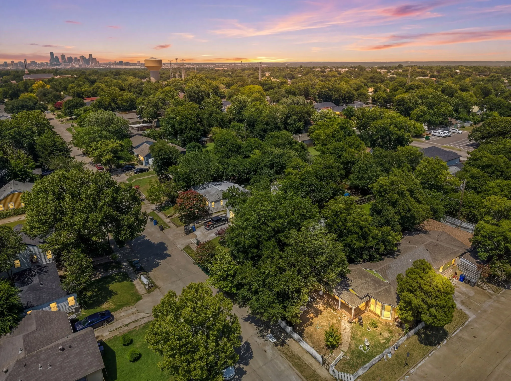 Single Family Residence For Sale in Dallas County , 2942 Maryland Avenue, Dallas, Texas 75216, 3 Bedroom, 1 Bathroom, Garage spaces, 1,301 Sqft, built in 1941, Price $165,000, mls#21319559, Real Estate Agent in Dallas, Homes For Sale in Dallas county, Homes For Sale in Dallas, Realtor in Dallas Texas, Real Estate Brokerage Independent Realty Texas, Luminita Cordes Realtor