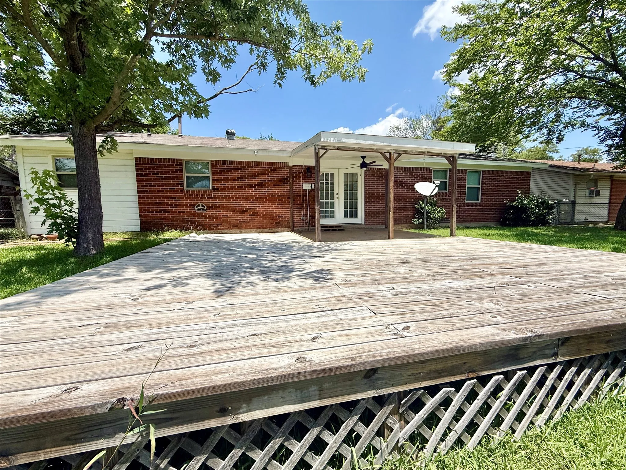 Single Family Residence For Sale in Grayson County , 160 Bob White Road, Denison, Texas 75020, 3 Bedroom, 2 Bathroom, 2 Garage spaces, 1,491 Sqft, built in 1962, mls#21320723, Real Estate Agent in Denison, Homes For Sale in Grayson county, Homes For Sale in Denison, Realtor in Denison Texas, Real Estate Brokerage Independent Realty Texas, Luminita Cordes Realtor