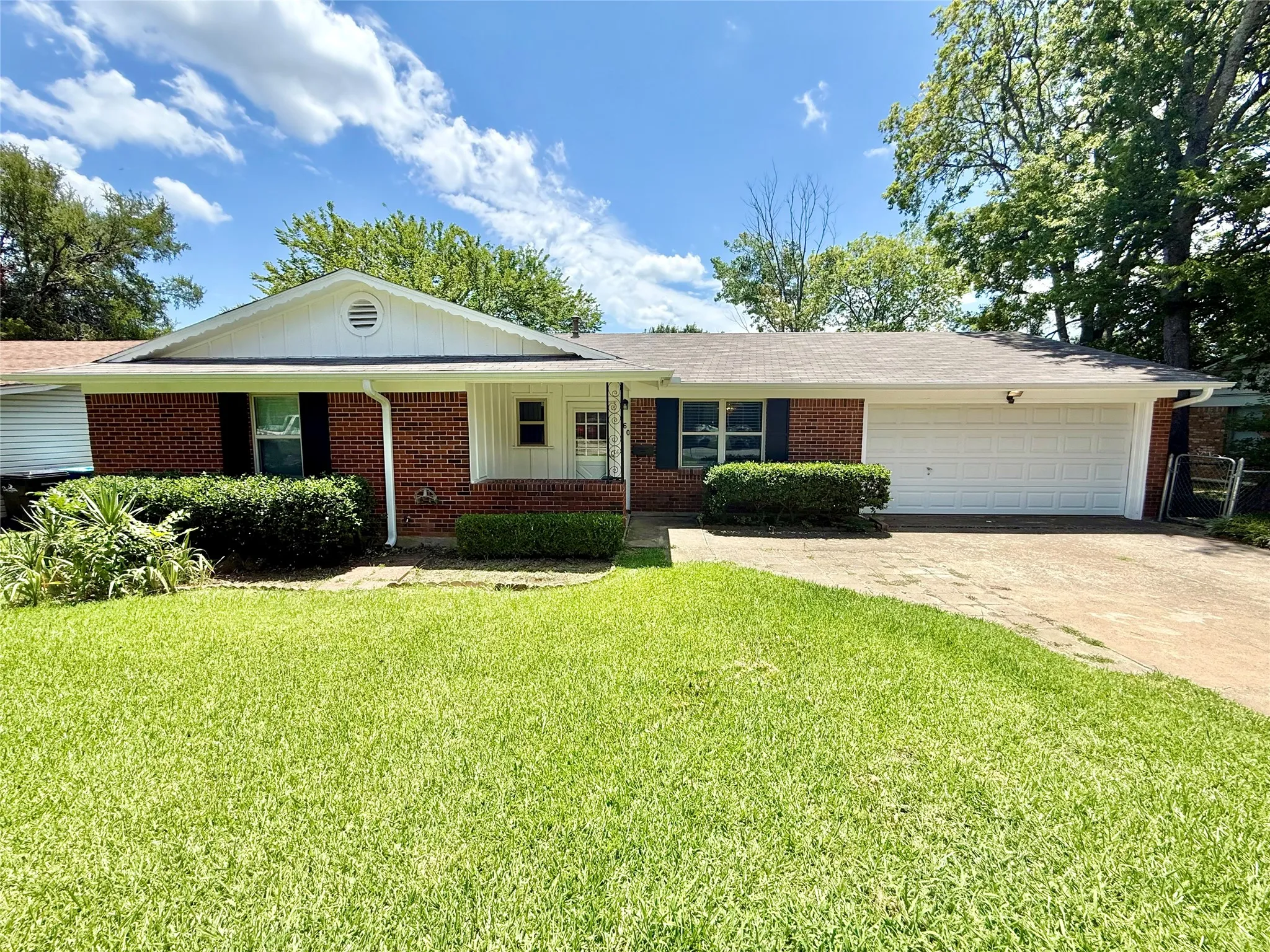 Single Family Residence For Sale in Grayson County , 160 Bob White Road, Denison, Texas 75020, 3 Bedroom, 2 Bathroom, 2 Garage spaces, 1,491 Sqft, built in 1962, mls#21320723, Real Estate Agent in Denison, Homes For Sale in Grayson county, Homes For Sale in Denison, Realtor in Denison Texas, Real Estate Brokerage Independent Realty Texas, Luminita Cordes Realtor