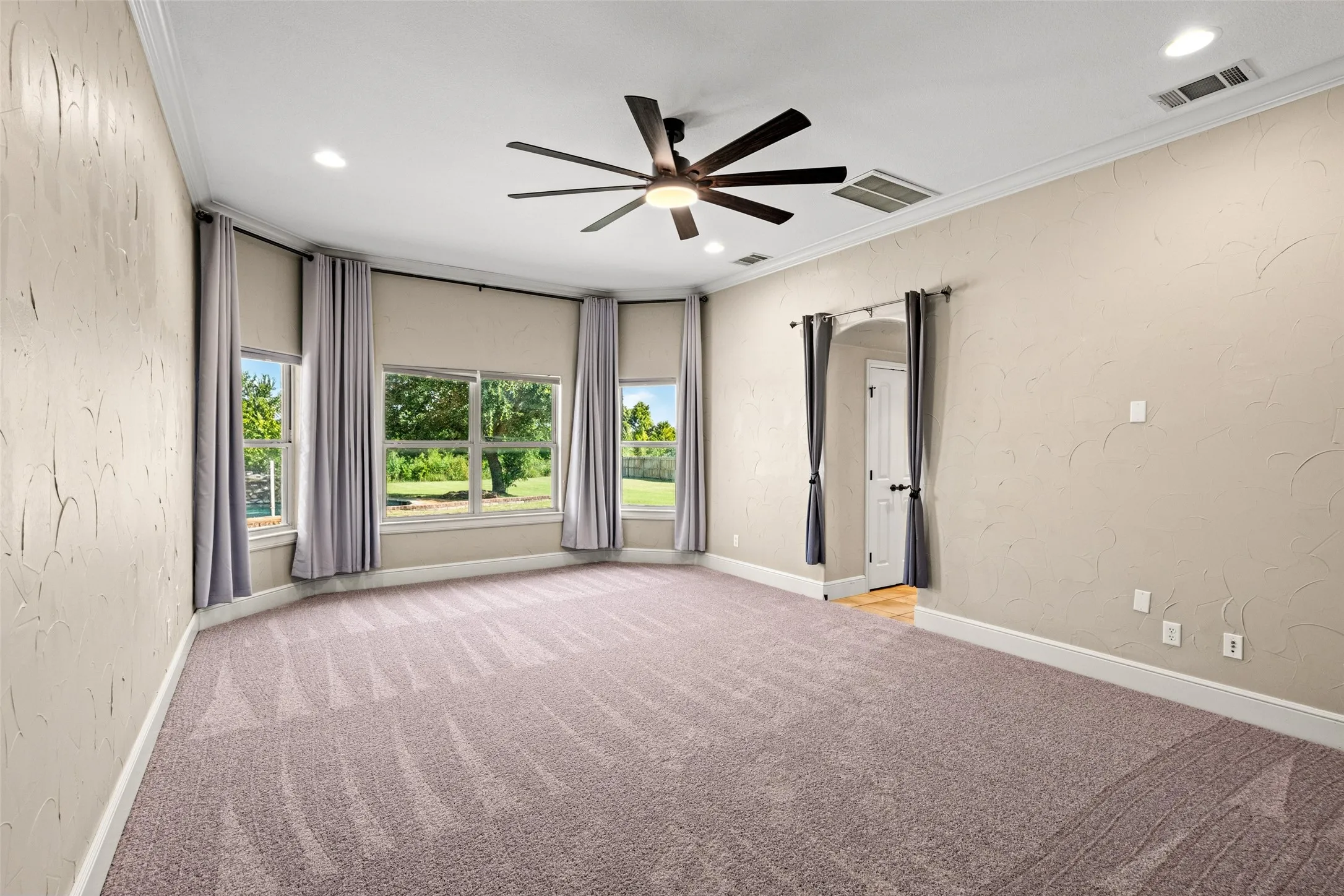 Single Family Residence For Sale in Johnson County , 407 Valley View Court, Rio Vista, Texas 76093, 4 Bedroom, 3 Bathroom, 3 Garage spaces, 2,955 Sqft, built in 2006, mls#21320727, Real Estate Agent in Rio Vista, Homes For Sale in Johnson county, Homes For Sale in Rio Vista, Realtor in Rio Vista Texas, Real Estate Brokerage Independent Realty Texas, Luminita Cordes Realtor