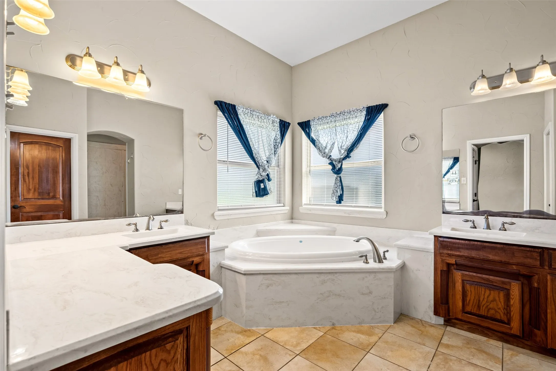 Single Family Residence For Sale in Johnson County , 407 Valley View Court, Rio Vista, Texas 76093, 4 Bedroom, 3 Bathroom, 3 Garage spaces, 2,955 Sqft, built in 2006, mls#21320727, Real Estate Agent in Rio Vista, Homes For Sale in Johnson county, Homes For Sale in Rio Vista, Realtor in Rio Vista Texas, Real Estate Brokerage Independent Realty Texas, Luminita Cordes Realtor