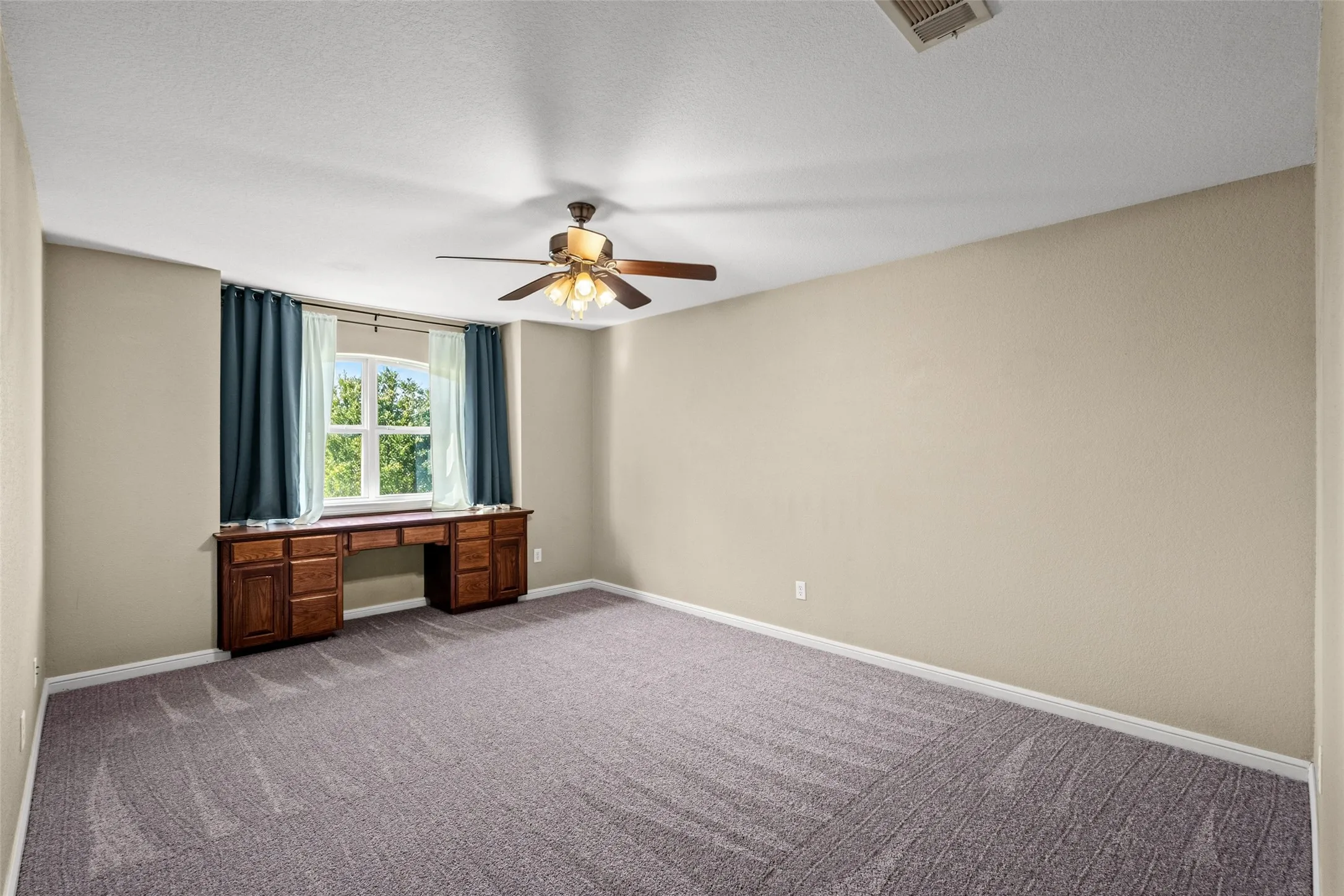 Single Family Residence For Sale in Johnson County , 407 Valley View Court, Rio Vista, Texas 76093, 4 Bedroom, 3 Bathroom, 3 Garage spaces, 2,955 Sqft, built in 2006, mls#21320727, Real Estate Agent in Rio Vista, Homes For Sale in Johnson county, Homes For Sale in Rio Vista, Realtor in Rio Vista Texas, Real Estate Brokerage Independent Realty Texas, Luminita Cordes Realtor