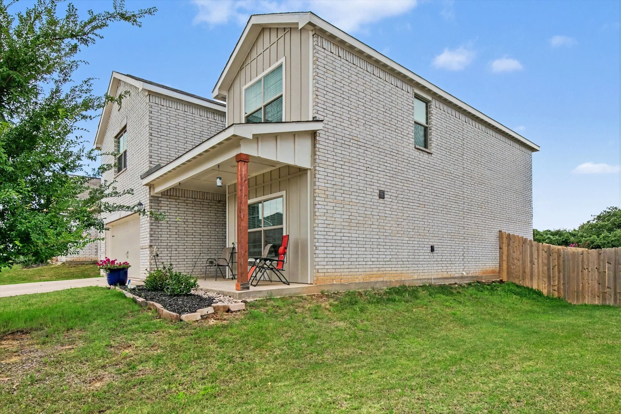 Single Family Residence For Sale in Tarrant County , 304 Lowery Oaks Trail, Fort Worth, Texas 76120, 5 Bedroom, 3 Bathroom, 2 Garage spaces, 2,996 Sqft, built in 2021, mls#21298508, Real Estate Agent in Fort Worth, Homes For Sale in Tarrant county, Homes For Sale in Fort Worth, Realtor in Fort Worth Texas, Real Estate Brokerage Independent Realty Texas, Luminita Cordes Realtor