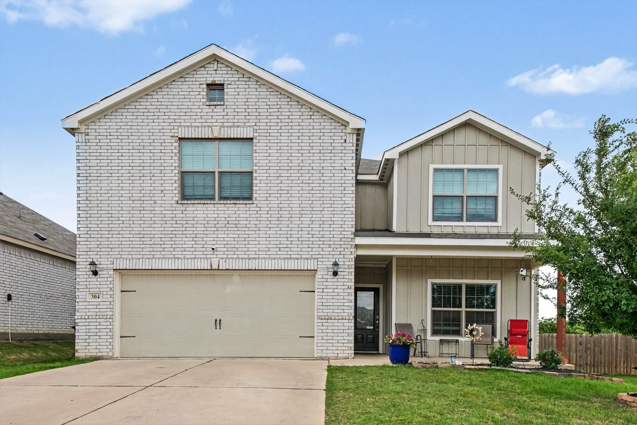 Single Family Residence For Sale in Tarrant County , 304 Lowery Oaks Trail, Fort Worth, Texas 76120, 5 Bedroom, 3 Bathroom, 2 Garage spaces, 2,996 Sqft, built in 2021, mls#21298508, Real Estate Agent in Fort Worth, Homes For Sale in Tarrant county, Homes For Sale in Fort Worth, Realtor in Fort Worth Texas, Real Estate Brokerage Independent Realty Texas, Luminita Cordes Realtor