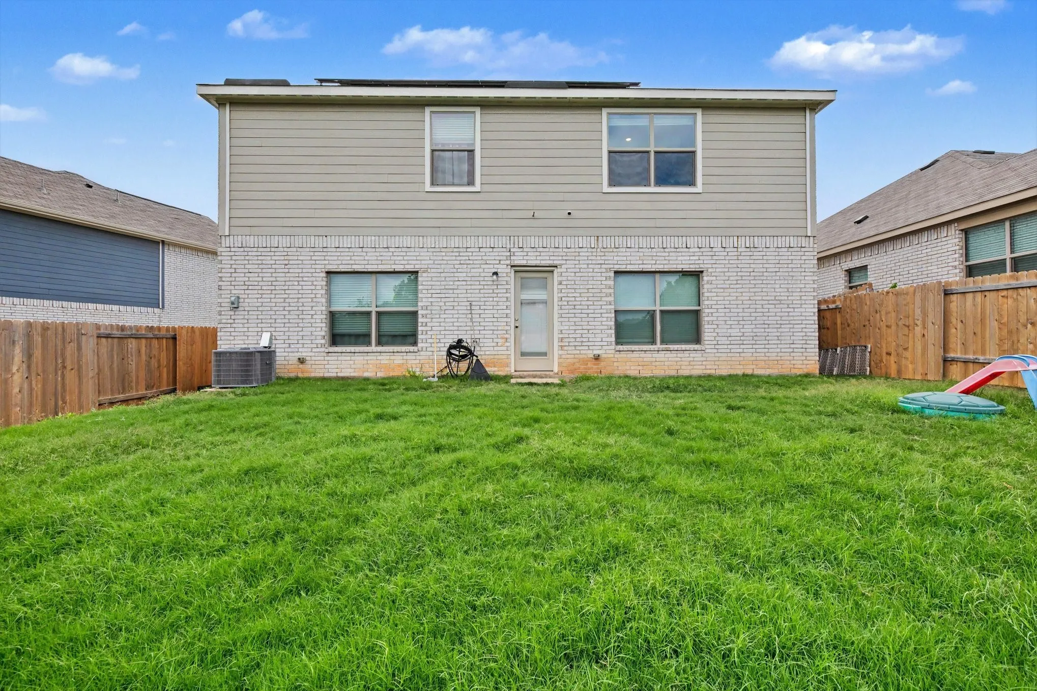 Single Family Residence For Sale in Tarrant County , 304 Lowery Oaks Trail, Fort Worth, Texas 76120, 5 Bedroom, 3 Bathroom, 2 Garage spaces, 2,996 Sqft, built in 2021, mls#21298508, Real Estate Agent in Fort Worth, Homes For Sale in Tarrant county, Homes For Sale in Fort Worth, Realtor in Fort Worth Texas, Real Estate Brokerage Independent Realty Texas, Luminita Cordes Realtor