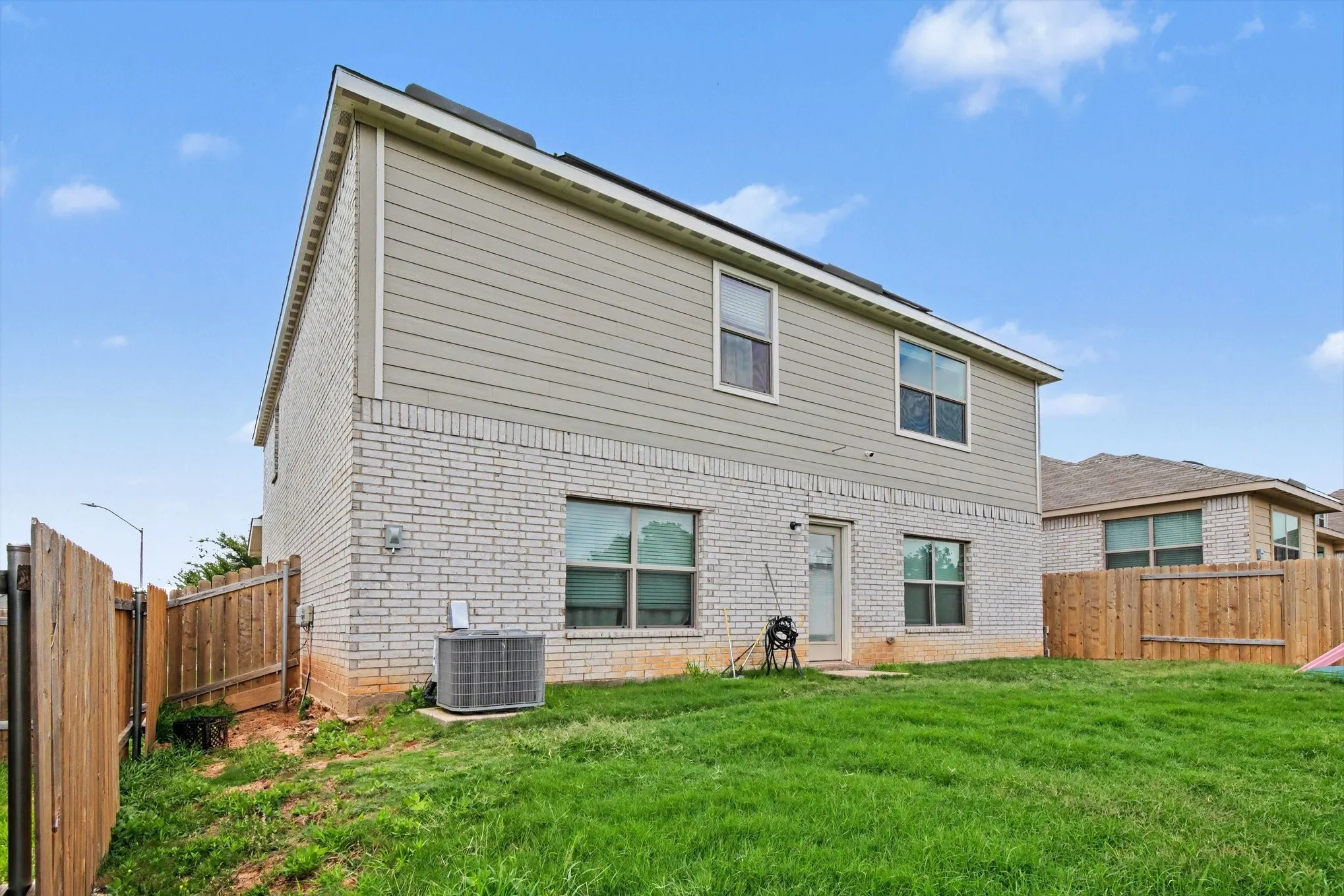 Single Family Residence For Sale in Tarrant County , 304 Lowery Oaks Trail, Fort Worth, Texas 76120, 5 Bedroom, 3 Bathroom, 2 Garage spaces, 2,996 Sqft, built in 2021, mls#21298508, Real Estate Agent in Fort Worth, Homes For Sale in Tarrant county, Homes For Sale in Fort Worth, Realtor in Fort Worth Texas, Real Estate Brokerage Independent Realty Texas, Luminita Cordes Realtor