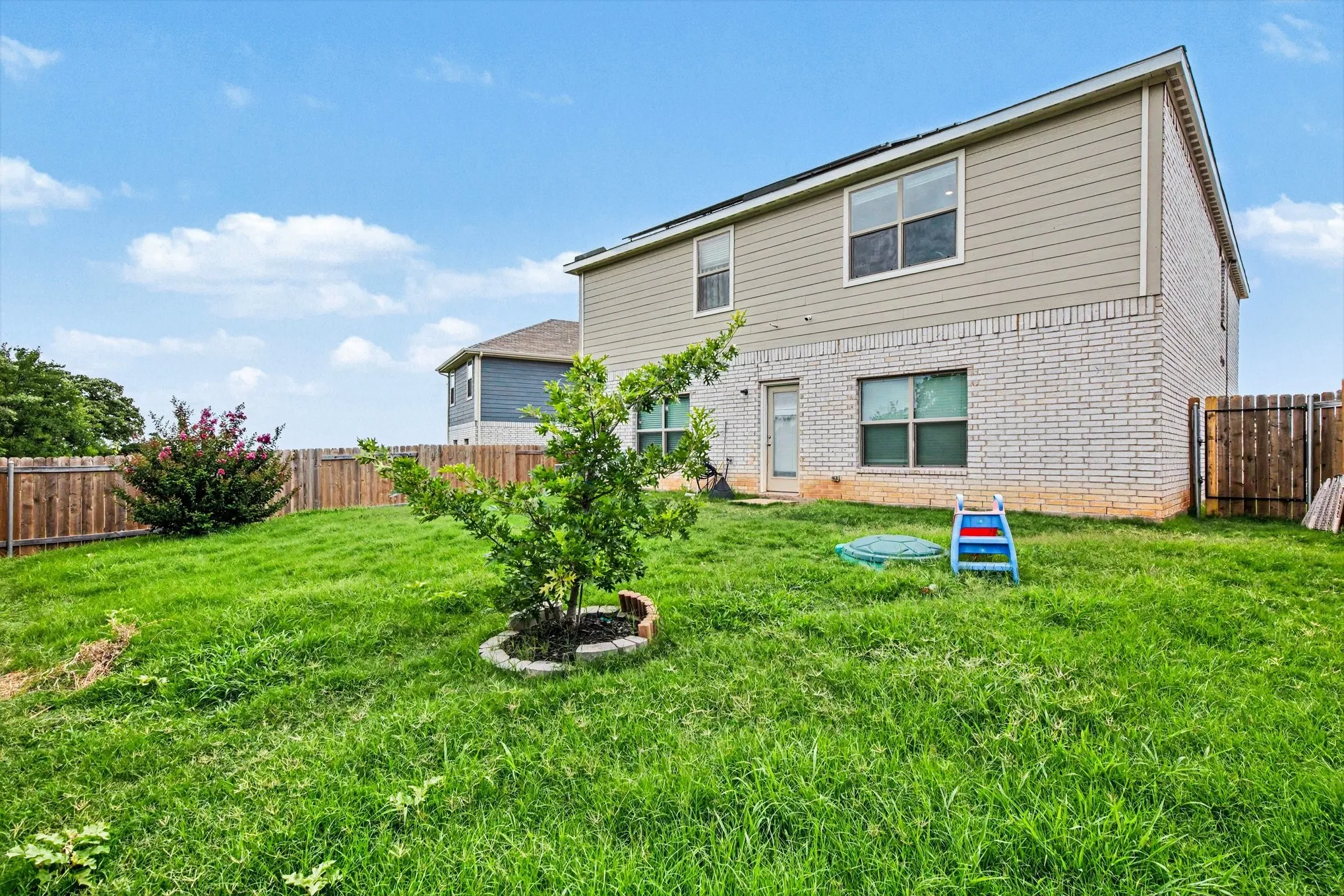 Single Family Residence For Sale in Tarrant County , 304 Lowery Oaks Trail, Fort Worth, Texas 76120, 5 Bedroom, 3 Bathroom, 2 Garage spaces, 2,996 Sqft, built in 2021, mls#21298508, Real Estate Agent in Fort Worth, Homes For Sale in Tarrant county, Homes For Sale in Fort Worth, Realtor in Fort Worth Texas, Real Estate Brokerage Independent Realty Texas, Luminita Cordes Realtor