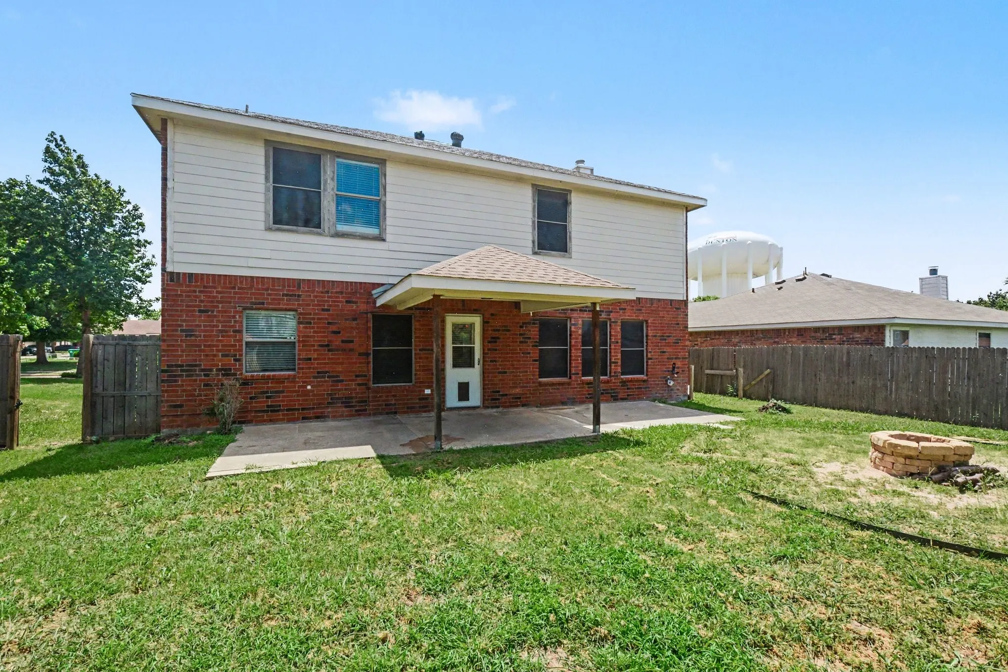 Single Family Residence For Sale in Denton County , 3425 Hermalinda Drive, Denton, Texas 76207, 4 Bedroom, 3 Bathroom, 2 Garage spaces, 2,629 Sqft, built in 2006, mls#21318836, Real Estate Agent in Denton, Homes For Sale in Denton county, Homes For Sale in Denton, Realtor in Denton Texas, Real Estate Brokerage Independent Realty Texas, Luminita Cordes Realtor
