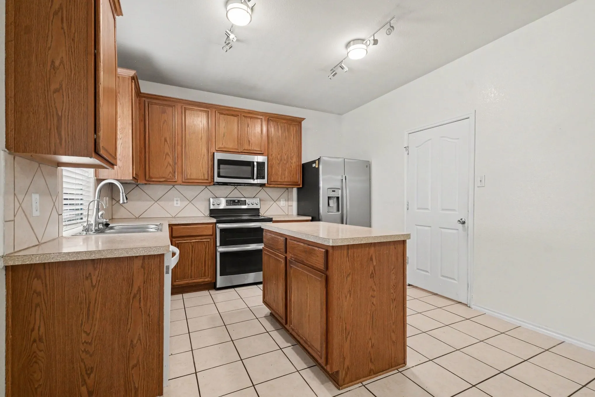 Single Family Residence For Sale in Denton County , 3425 Hermalinda Drive, Denton, Texas 76207, 4 Bedroom, 3 Bathroom, 2 Garage spaces, 2,629 Sqft, built in 2006, mls#21318836, Real Estate Agent in Denton, Homes For Sale in Denton county, Homes For Sale in Denton, Realtor in Denton Texas, Real Estate Brokerage Independent Realty Texas, Luminita Cordes Realtor