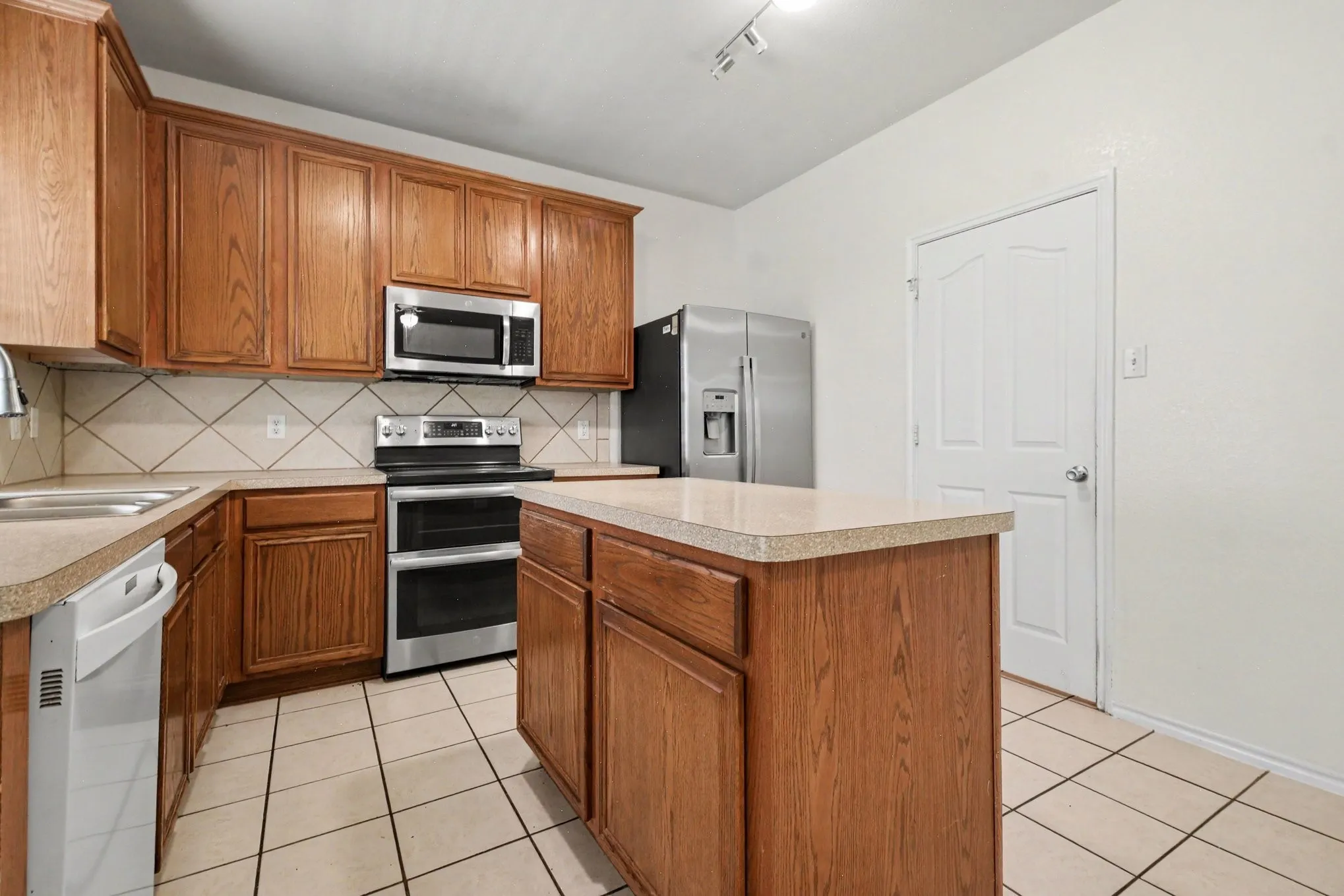 Single Family Residence For Sale in Denton County , 3425 Hermalinda Drive, Denton, Texas 76207, 4 Bedroom, 3 Bathroom, 2 Garage spaces, 2,629 Sqft, built in 2006, mls#21318836, Real Estate Agent in Denton, Homes For Sale in Denton county, Homes For Sale in Denton, Realtor in Denton Texas, Real Estate Brokerage Independent Realty Texas, Luminita Cordes Realtor