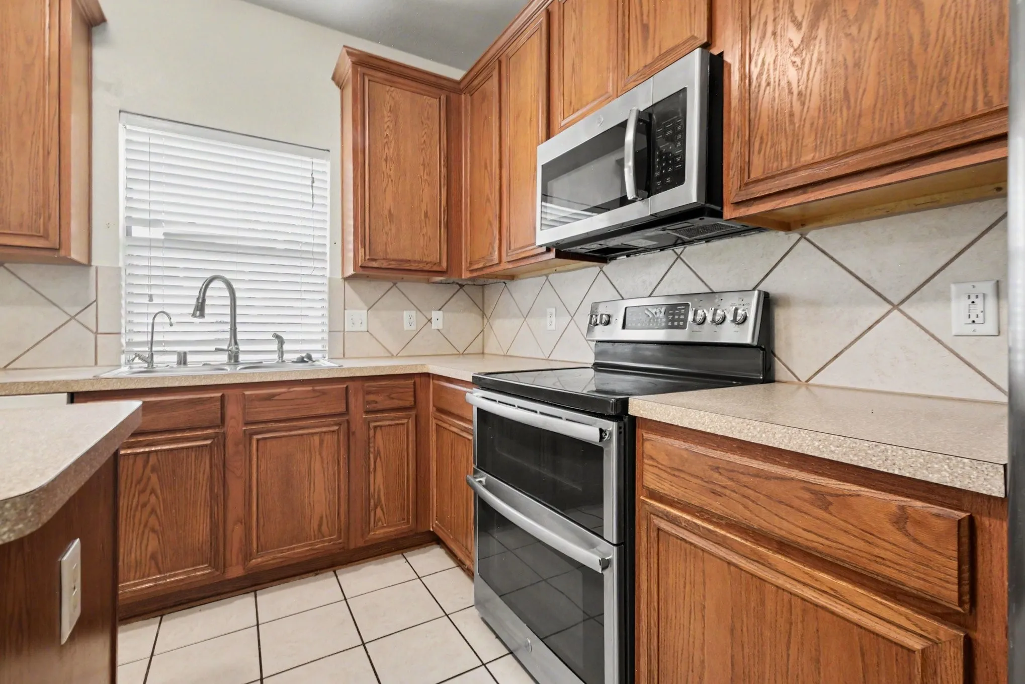 Single Family Residence For Sale in Denton County , 3425 Hermalinda Drive, Denton, Texas 76207, 4 Bedroom, 3 Bathroom, 2 Garage spaces, 2,629 Sqft, built in 2006, mls#21318836, Real Estate Agent in Denton, Homes For Sale in Denton county, Homes For Sale in Denton, Realtor in Denton Texas, Real Estate Brokerage Independent Realty Texas, Luminita Cordes Realtor