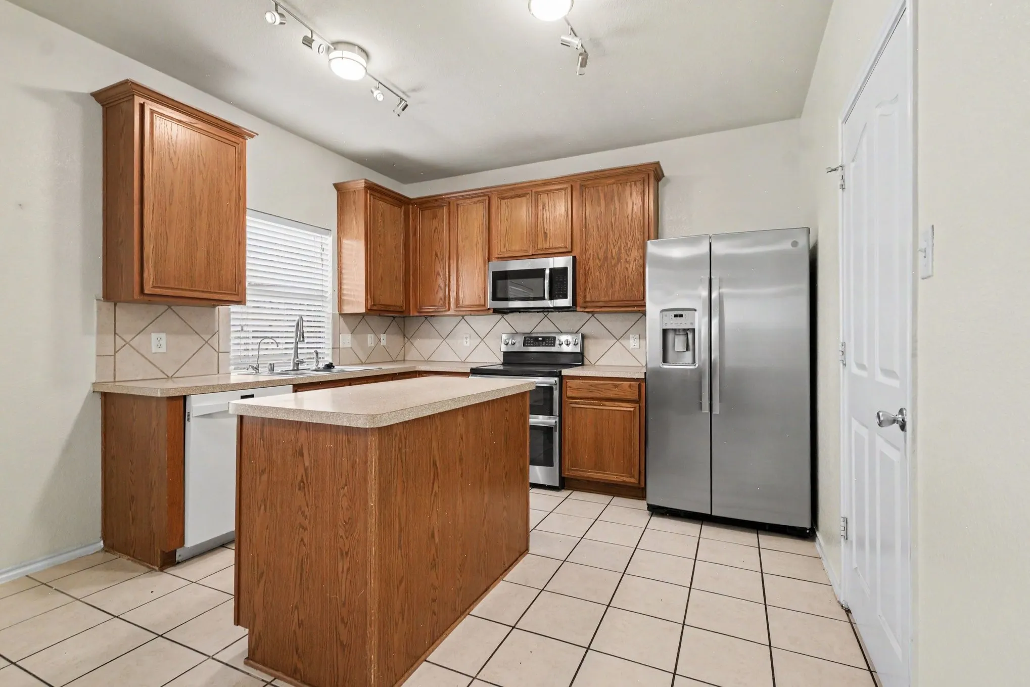 Single Family Residence For Sale in Denton County , 3425 Hermalinda Drive, Denton, Texas 76207, 4 Bedroom, 3 Bathroom, 2 Garage spaces, 2,629 Sqft, built in 2006, mls#21318836, Real Estate Agent in Denton, Homes For Sale in Denton county, Homes For Sale in Denton, Realtor in Denton Texas, Real Estate Brokerage Independent Realty Texas, Luminita Cordes Realtor