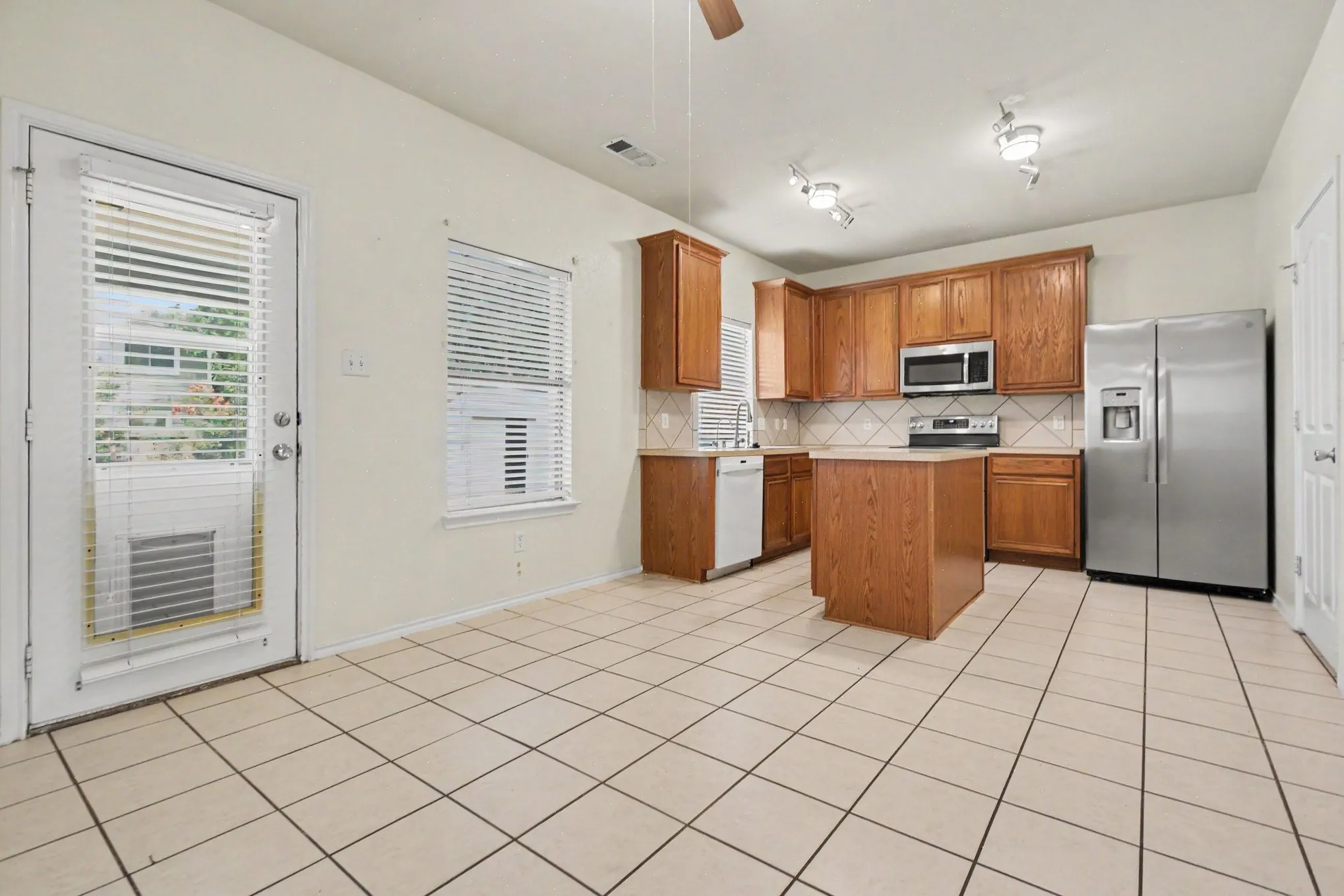 Single Family Residence For Sale in Denton County , 3425 Hermalinda Drive, Denton, Texas 76207, 4 Bedroom, 3 Bathroom, 2 Garage spaces, 2,629 Sqft, built in 2006, mls#21318836, Real Estate Agent in Denton, Homes For Sale in Denton county, Homes For Sale in Denton, Realtor in Denton Texas, Real Estate Brokerage Independent Realty Texas, Luminita Cordes Realtor