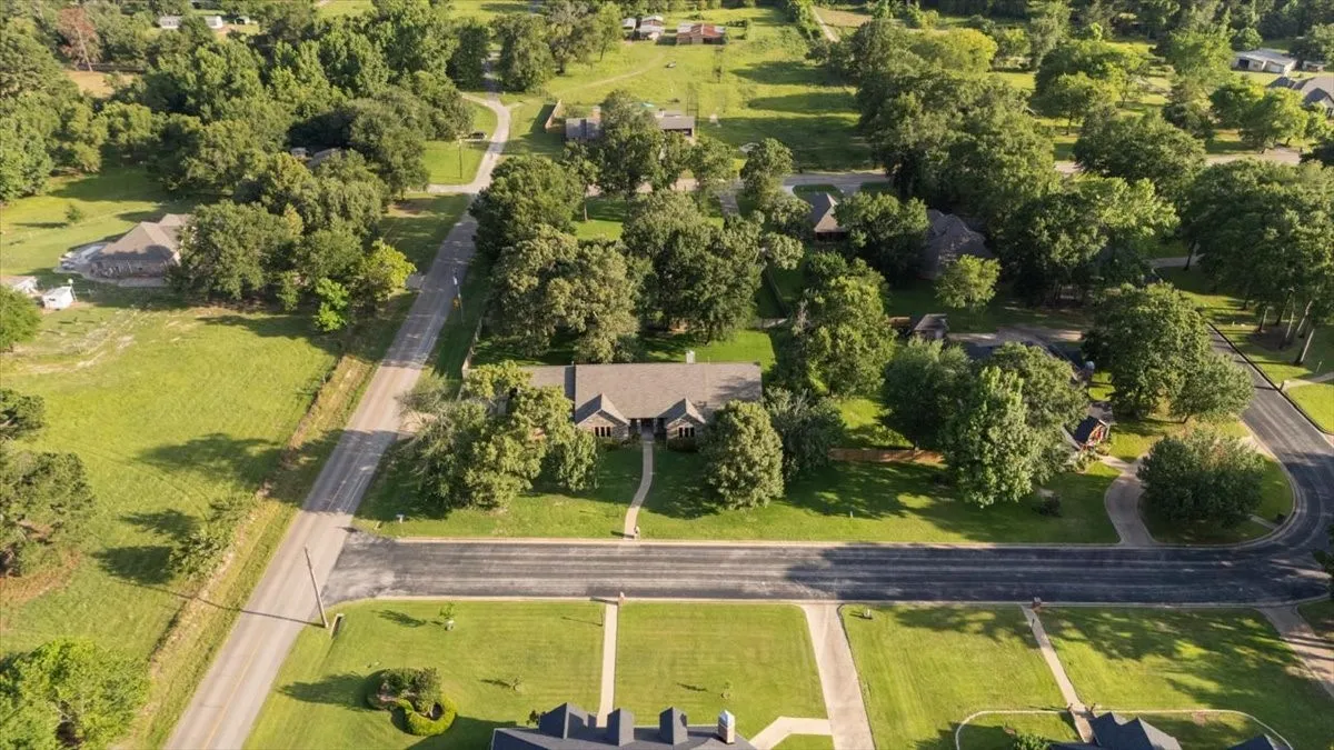 Single Family Residence For Sale in Smith County , 11831 Smallwood Drive, Flint, Texas 75762, 4 Bedroom, 4 Bathroom, 2 Garage spaces, 3,784 Sqft, built in 2005, mls#21308837, Real Estate Agent in Flint, Homes For Sale in Smith county, Homes For Sale in Flint, Realtor in Flint Texas, Real Estate Brokerage Independent Realty Texas, Luminita Cordes Realtor
