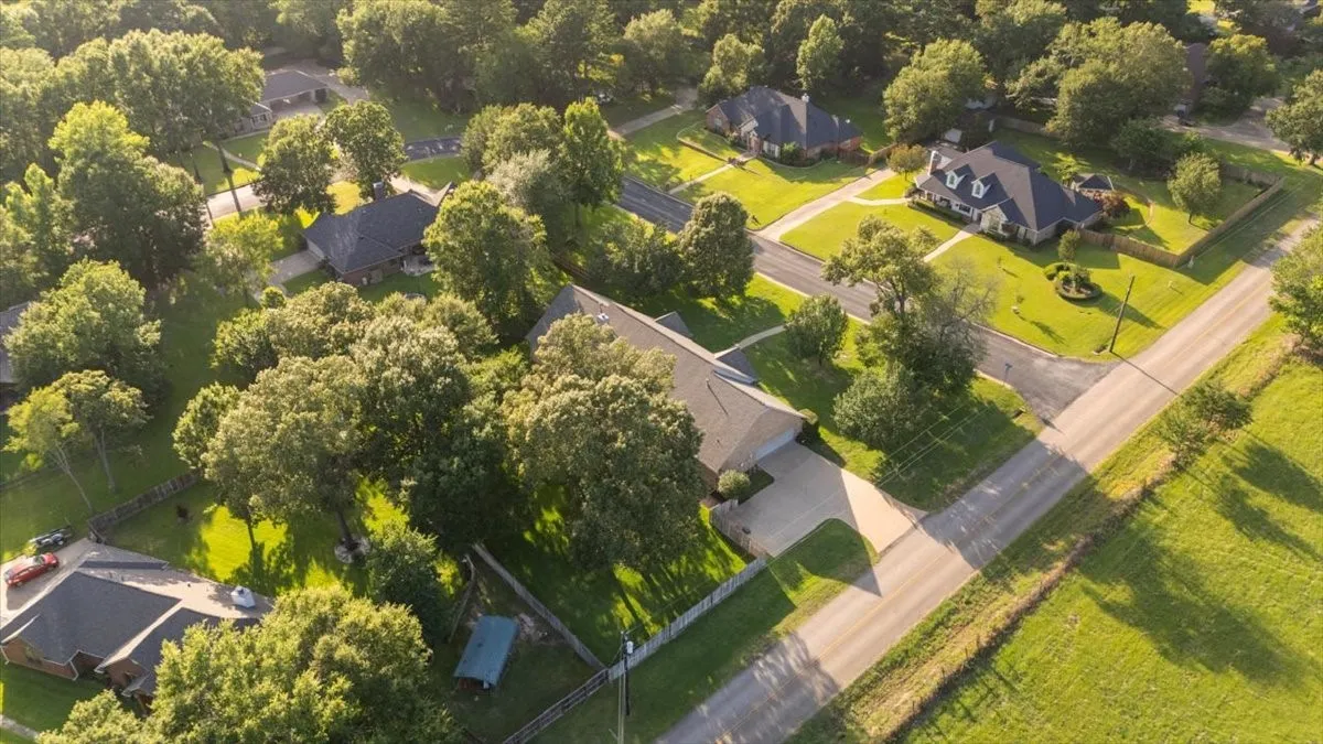 Single Family Residence For Sale in Smith County , 11831 Smallwood Drive, Flint, Texas 75762, 4 Bedroom, 4 Bathroom, 2 Garage spaces, 3,784 Sqft, built in 2005, mls#21308837, Real Estate Agent in Flint, Homes For Sale in Smith county, Homes For Sale in Flint, Realtor in Flint Texas, Real Estate Brokerage Independent Realty Texas, Luminita Cordes Realtor