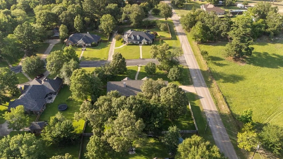 Single Family Residence For Sale in Smith County , 11831 Smallwood Drive, Flint, Texas 75762, 4 Bedroom, 4 Bathroom, 2 Garage spaces, 3,784 Sqft, built in 2005, mls#21308837, Real Estate Agent in Flint, Homes For Sale in Smith county, Homes For Sale in Flint, Realtor in Flint Texas, Real Estate Brokerage Independent Realty Texas, Luminita Cordes Realtor