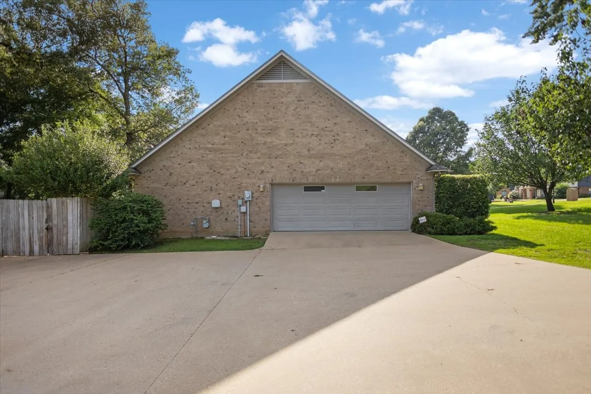 Single Family Residence For Sale in Smith County , 11831 Smallwood Drive, Flint, Texas 75762, 4 Bedroom, 4 Bathroom, 2 Garage spaces, 3,784 Sqft, built in 2005, mls#21308837, Real Estate Agent in Flint, Homes For Sale in Smith county, Homes For Sale in Flint, Realtor in Flint Texas, Real Estate Brokerage Independent Realty Texas, Luminita Cordes Realtor