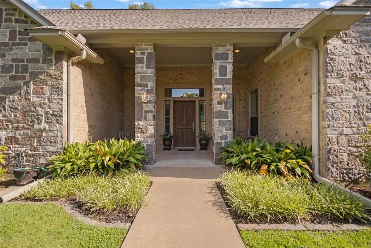Single Family Residence For Sale in Smith County , 11831 Smallwood Drive, Flint, Texas 75762, 4 Bedroom, 4 Bathroom, 2 Garage spaces, 3,784 Sqft, built in 2005, mls#21308837, Real Estate Agent in Flint, Homes For Sale in Smith county, Homes For Sale in Flint, Realtor in Flint Texas, Real Estate Brokerage Independent Realty Texas, Luminita Cordes Realtor