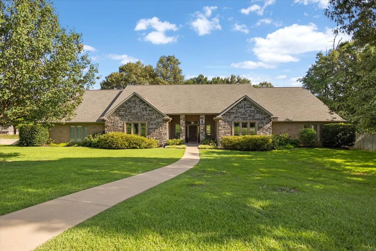 Single Family Residence For Sale in Smith County , 11831 Smallwood Drive, Flint, Texas 75762, 4 Bedroom, 4 Bathroom, 2 Garage spaces, 3,784 Sqft, built in 2005, mls#21308837, Real Estate Agent in Flint, Homes For Sale in Smith county, Homes For Sale in Flint, Realtor in Flint Texas, Real Estate Brokerage Independent Realty Texas, Luminita Cordes Realtor
