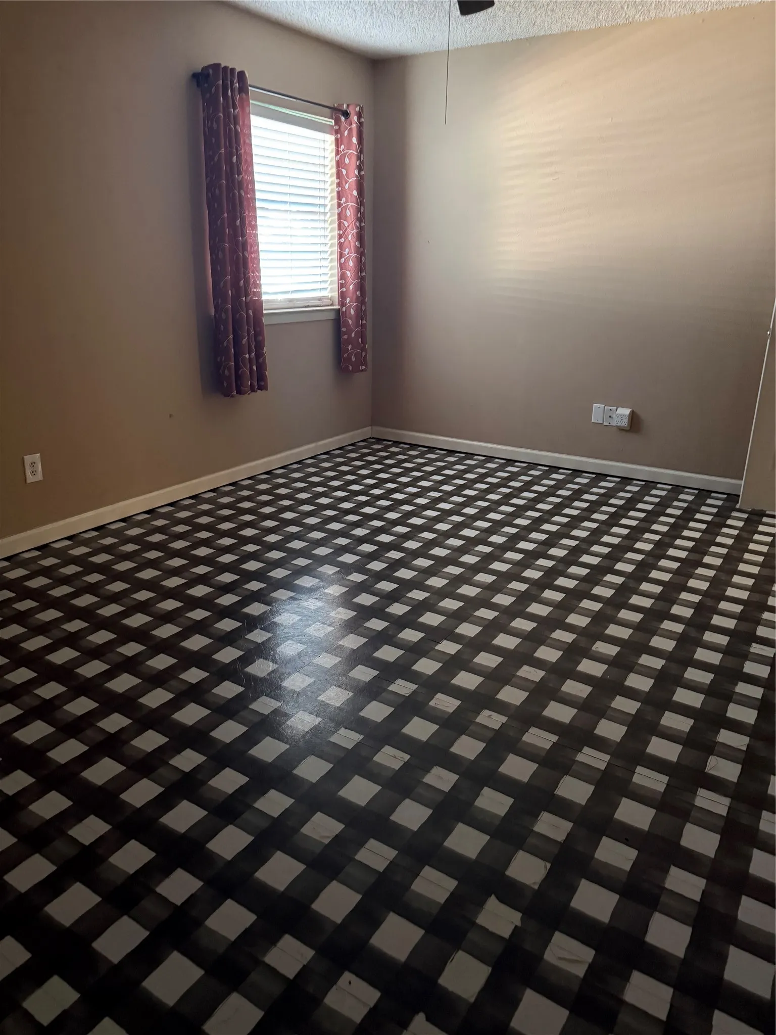 Single Family Residence For Sale in Johnson County , 107 SE Harris Street, Burleson, Texas 76028, 4 Bedroom, 2 Bathroom, 2 Garage spaces, 2,044 Sqft, built in 1963, mls#21320744, Real Estate Agent in Burleson, Homes For Sale in Johnson county, Homes For Sale in Burleson, Realtor in Burleson Texas, Real Estate Brokerage Independent Realty Texas, Luminita Cordes Realtor