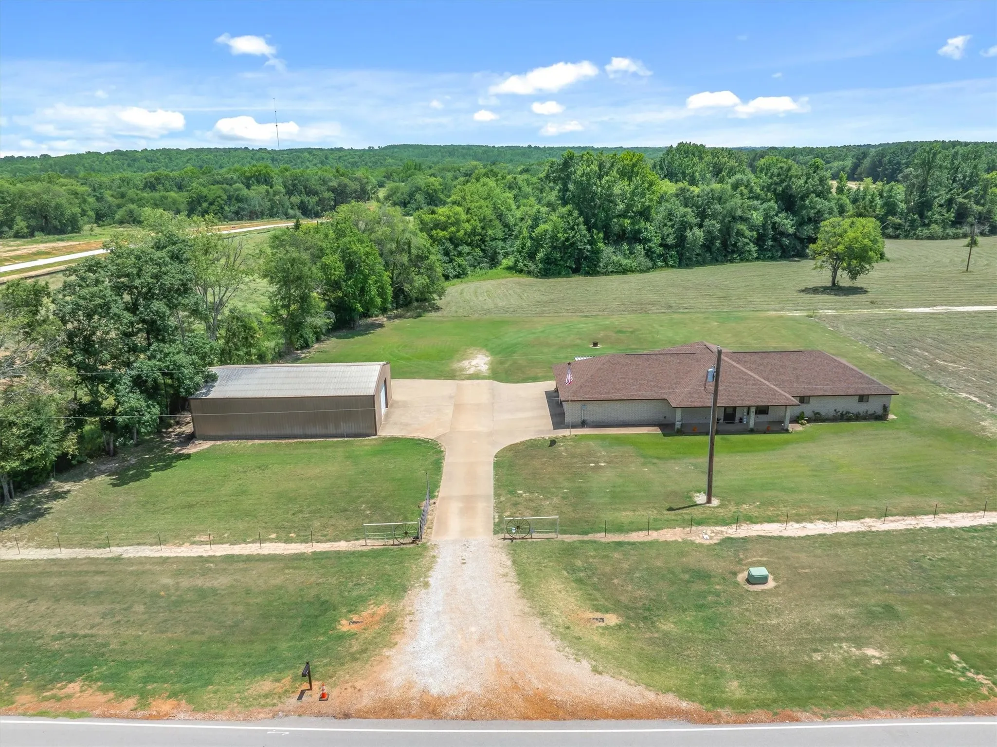 Single Family Residence For Sale in Smith County , 10929 County Road 41, Tyler, Texas 75706, 3 Bedroom, 3 Bathroom, 3 Garage spaces, 1,800 Sqft, built in 1998, mls#21319181, Real Estate Agent in Tyler, Homes For Sale in Smith county, Homes For Sale in Tyler, Realtor in Tyler Texas, Real Estate Brokerage Independent Realty Texas, Luminita Cordes Realtor
