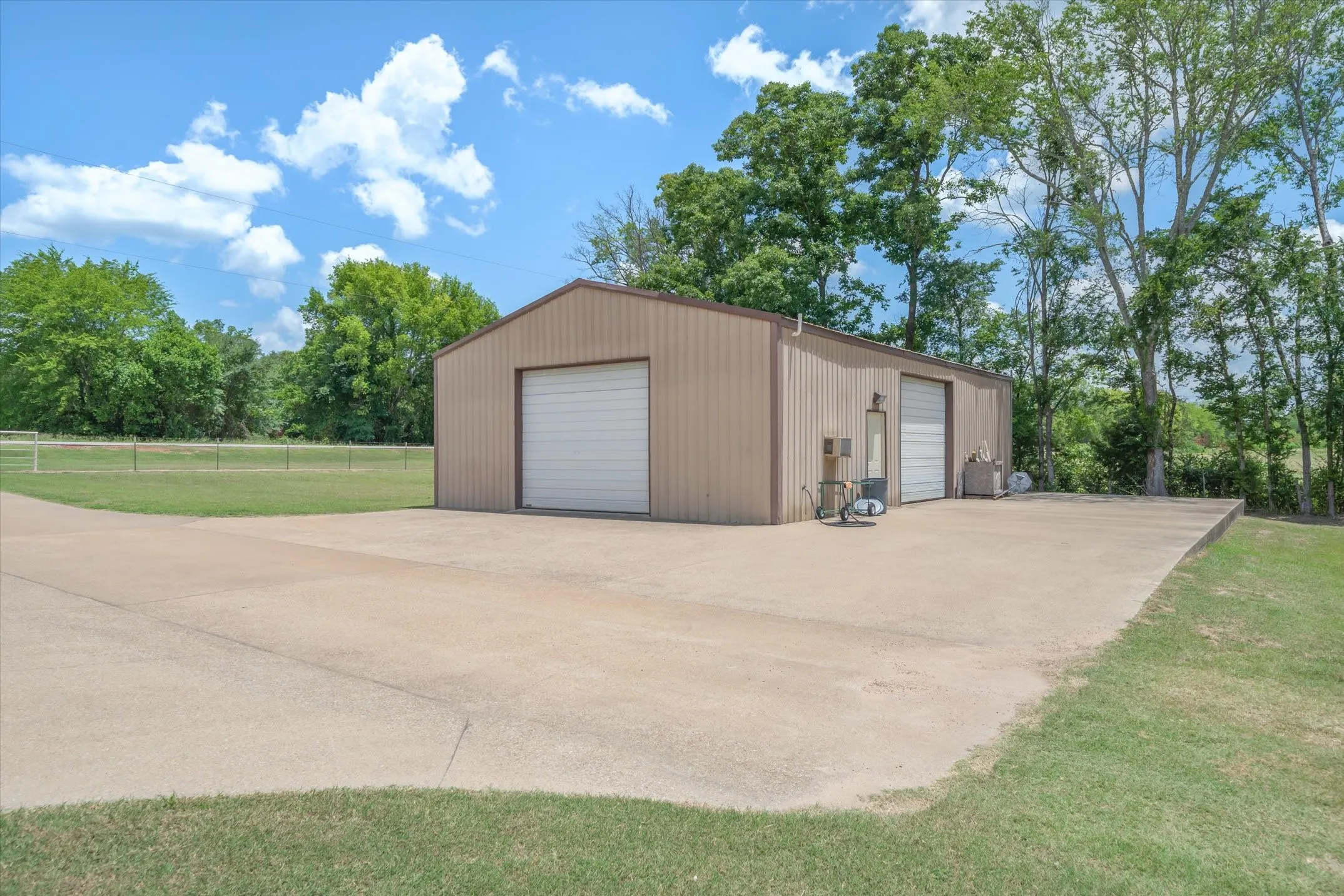 Single Family Residence For Sale in Smith County , 10929 County Road 41, Tyler, Texas 75706, 3 Bedroom, 3 Bathroom, 3 Garage spaces, 1,800 Sqft, built in 1998, mls#21319181, Real Estate Agent in Tyler, Homes For Sale in Smith county, Homes For Sale in Tyler, Realtor in Tyler Texas, Real Estate Brokerage Independent Realty Texas, Luminita Cordes Realtor