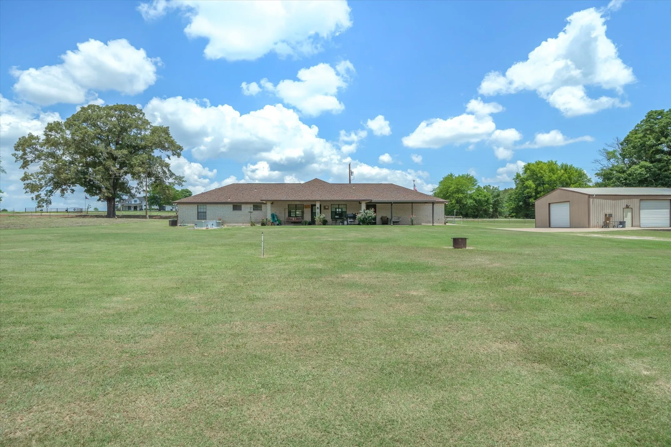 Single Family Residence For Sale in Smith County , 10929 County Road 41, Tyler, Texas 75706, 3 Bedroom, 3 Bathroom, 3 Garage spaces, 1,800 Sqft, built in 1998, mls#21319181, Real Estate Agent in Tyler, Homes For Sale in Smith county, Homes For Sale in Tyler, Realtor in Tyler Texas, Real Estate Brokerage Independent Realty Texas, Luminita Cordes Realtor