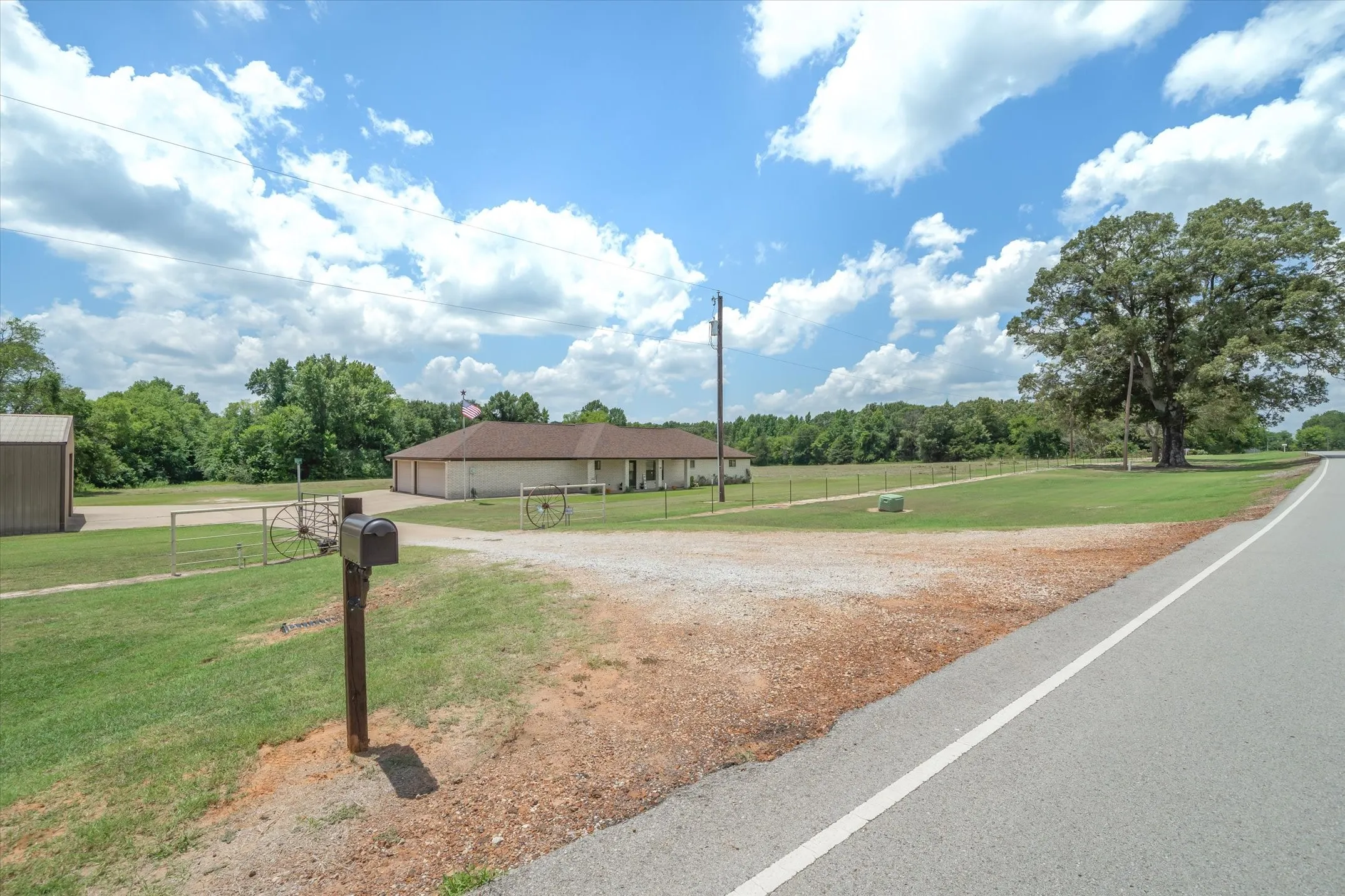 Single Family Residence For Sale in Smith County , 10929 County Road 41, Tyler, Texas 75706, 3 Bedroom, 3 Bathroom, 3 Garage spaces, 1,800 Sqft, built in 1998, mls#21319181, Real Estate Agent in Tyler, Homes For Sale in Smith county, Homes For Sale in Tyler, Realtor in Tyler Texas, Real Estate Brokerage Independent Realty Texas, Luminita Cordes Realtor