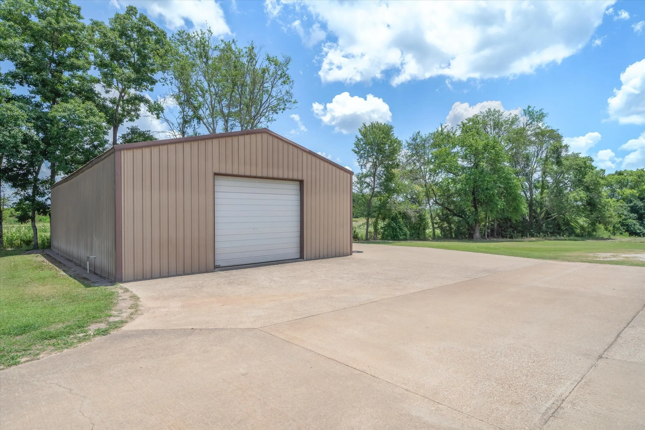 Single Family Residence For Sale in Smith County , 10929 County Road 41, Tyler, Texas 75706, 3 Bedroom, 3 Bathroom, 3 Garage spaces, 1,800 Sqft, built in 1998, mls#21319181, Real Estate Agent in Tyler, Homes For Sale in Smith county, Homes For Sale in Tyler, Realtor in Tyler Texas, Real Estate Brokerage Independent Realty Texas, Luminita Cordes Realtor