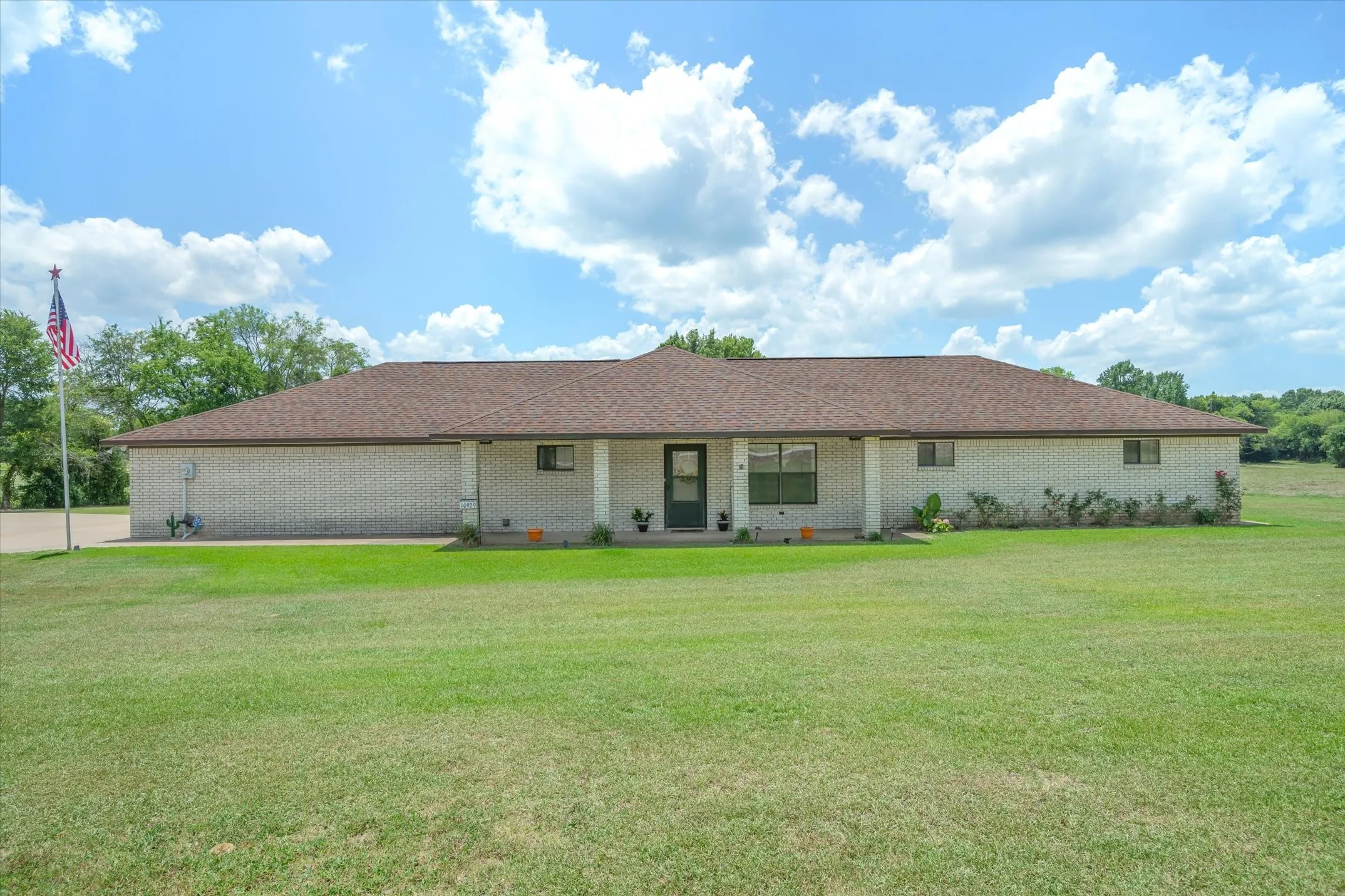 Single Family Residence For Sale in Smith County , 10929 County Road 41, Tyler, Texas 75706, 3 Bedroom, 3 Bathroom, 3 Garage spaces, 1,800 Sqft, built in 1998, mls#21319181, Real Estate Agent in Tyler, Homes For Sale in Smith county, Homes For Sale in Tyler, Realtor in Tyler Texas, Real Estate Brokerage Independent Realty Texas, Luminita Cordes Realtor
