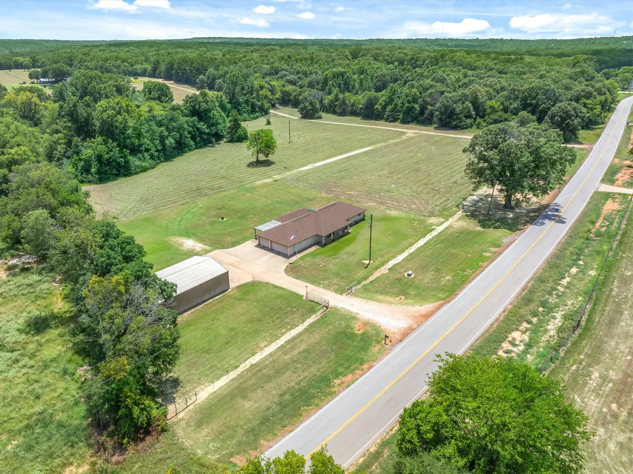 Single Family Residence For Sale in Smith County , 10929 County Road 41, Tyler, Texas 75706, 3 Bedroom, 3 Bathroom, 3 Garage spaces, 1,800 Sqft, built in 1998, mls#21319181, Real Estate Agent in Tyler, Homes For Sale in Smith county, Homes For Sale in Tyler, Realtor in Tyler Texas, Real Estate Brokerage Independent Realty Texas, Luminita Cordes Realtor