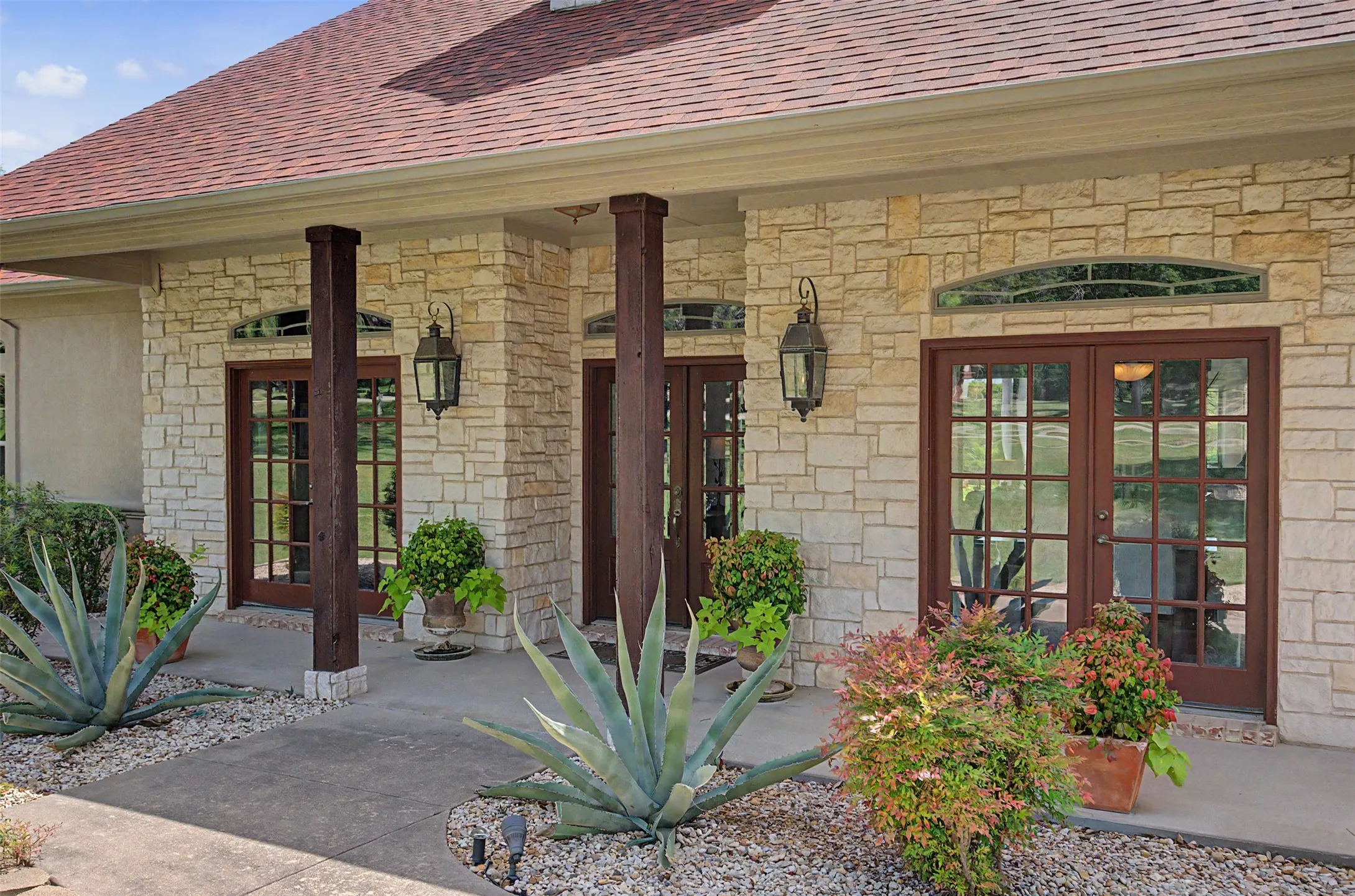 Single Family Residence For Sale in Dallas County , 1529 Cypress Bend Drive, Cedar Hill, Texas 75104, 3 Bedroom, 3 Bathroom, 3 Garage spaces, 2,736 Sqft, built in 2002, mls#21317554, Real Estate Agent in Cedar Hill, Homes For Sale in Dallas county, Homes For Sale in Cedar Hill, Realtor in Cedar Hill Texas, Real Estate Brokerage Independent Realty Texas, Luminita Cordes Realtor