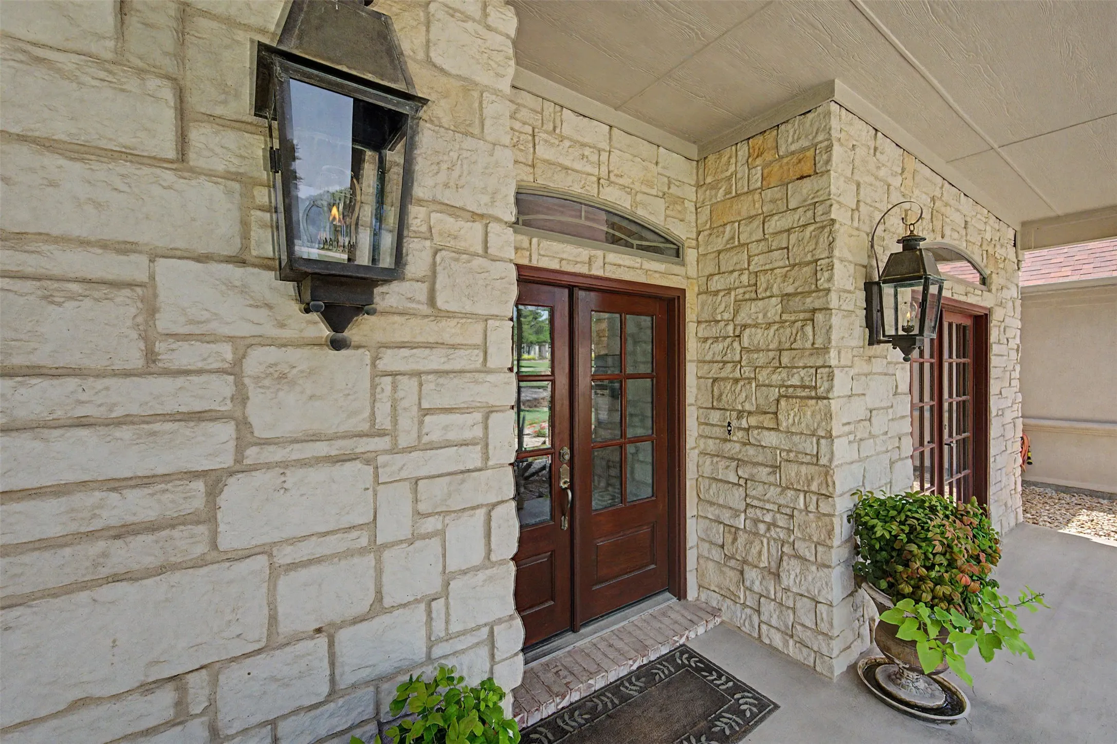 Single Family Residence For Sale in Dallas County , 1529 Cypress Bend Drive, Cedar Hill, Texas 75104, 3 Bedroom, 3 Bathroom, 3 Garage spaces, 2,736 Sqft, built in 2002, mls#21317554, Real Estate Agent in Cedar Hill, Homes For Sale in Dallas county, Homes For Sale in Cedar Hill, Realtor in Cedar Hill Texas, Real Estate Brokerage Independent Realty Texas, Luminita Cordes Realtor