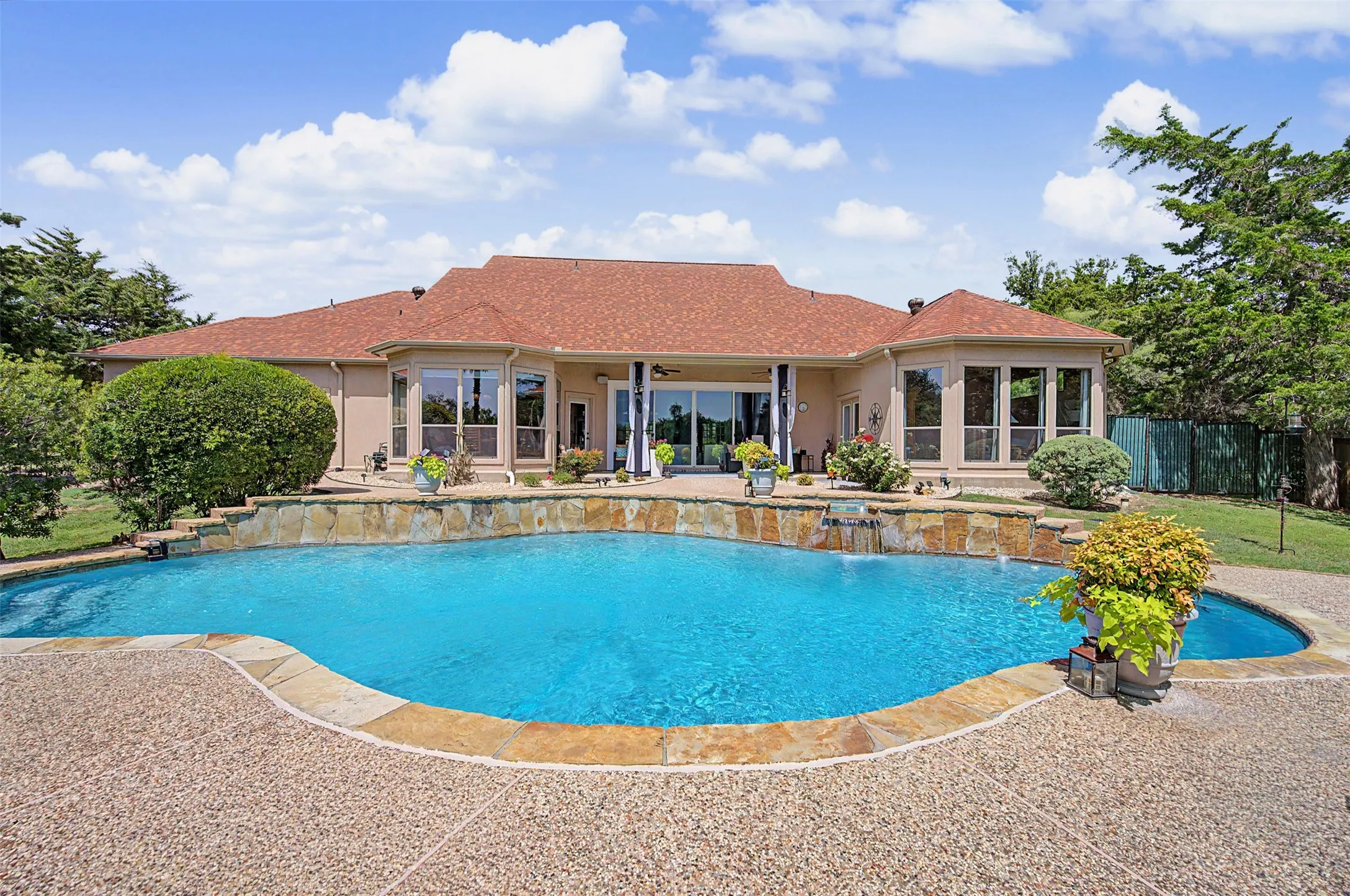 Single Family Residence For Sale in Dallas County , 1529 Cypress Bend Drive, Cedar Hill, Texas 75104, 3 Bedroom, 3 Bathroom, 3 Garage spaces, 2,736 Sqft, built in 2002, mls#21317554, Real Estate Agent in Cedar Hill, Homes For Sale in Dallas county, Homes For Sale in Cedar Hill, Realtor in Cedar Hill Texas, Real Estate Brokerage Independent Realty Texas, Luminita Cordes Realtor