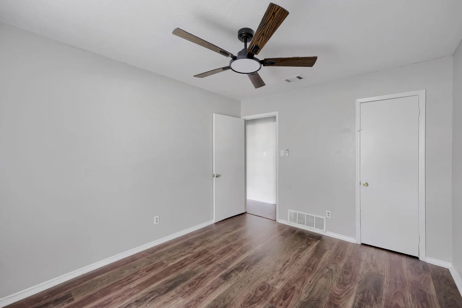 Single Family Residence For Rent in Dallas County , 1005 Whitewater Trail, De Soto, Texas 75115, 3 Bedroom, 2 Bathroom, 2 Garage spaces, 1,966 Sqft, built in 1984, mls#21320720, Real Estate Agent in De Soto, Homes For Rent in Dallas county, Homes For Rent in De Soto, Realtor in De Soto Texas, Real Estate Brokerage Independent Realty Texas, Luminita Cordes Realtor