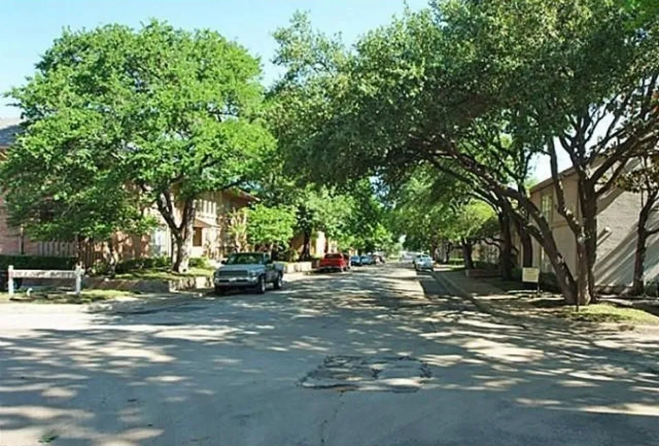 Condominium For Sale in Dallas County , 10594 High Hollows Drive 290, Dallas, Texas 75230, 2 Bedroom, 1 Bathroom, Garage spaces, 851 Sqft, built in 1970, mls#21320708, Real Estate Agent in Dallas, Homes For Sale in Dallas county, Homes For Sale in Dallas, Realtor in Dallas Texas, Real Estate Brokerage Independent Realty Texas, Luminita Cordes Realtor