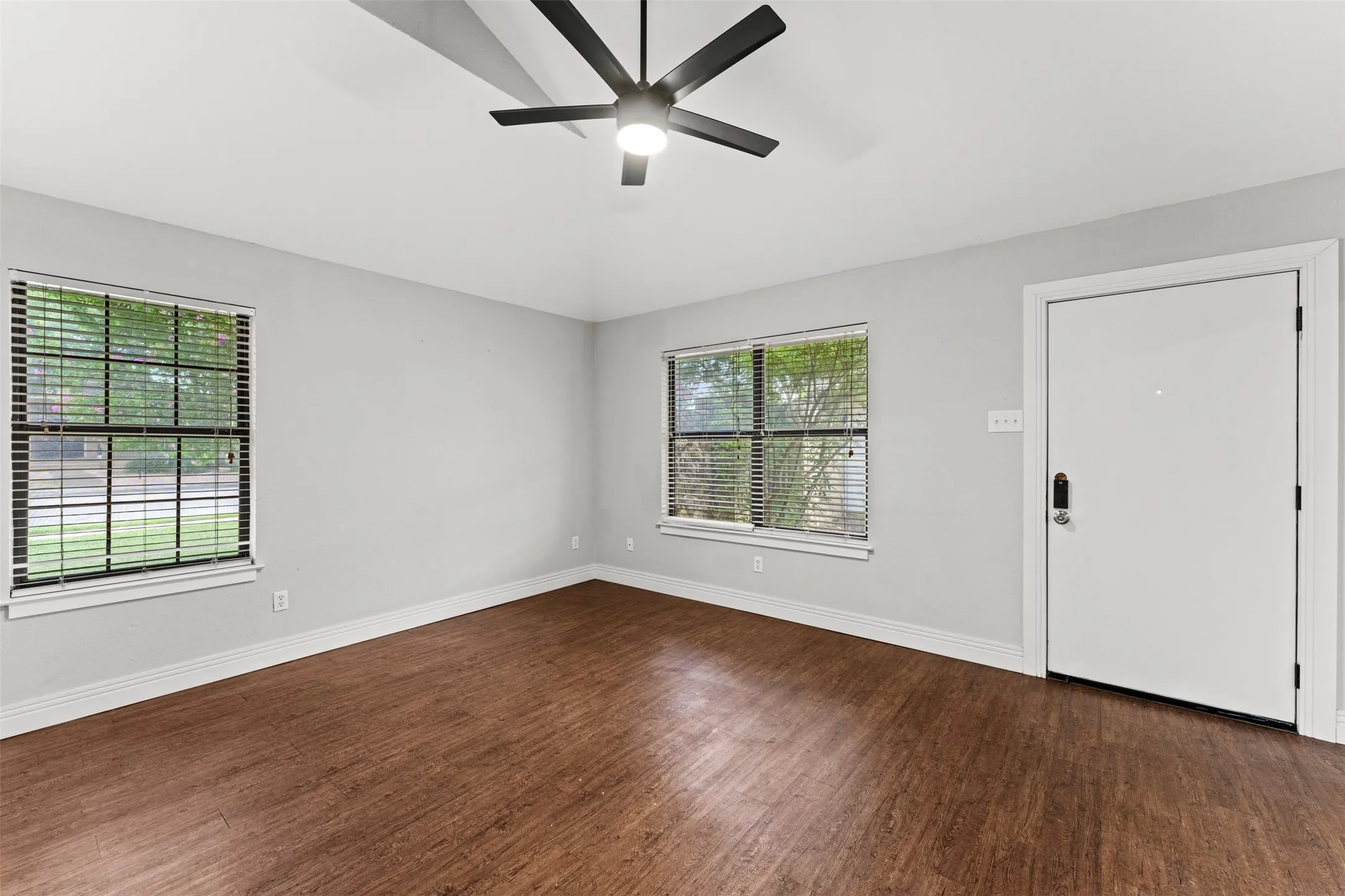 Condominium For Sale in Mc Lennan County , 1405 Speight Avenue 1, Waco, Texas 76706, 2 Bedroom, 2 Bathroom, Garage spaces, 929 Sqft, built in 1984, mls#21320176, Real Estate Agent in Waco, Homes For Sale in Mc Lennan county, Homes For Sale in Waco, Realtor in Waco Texas, Real Estate Brokerage Independent Realty Texas, Luminita Cordes Realtor