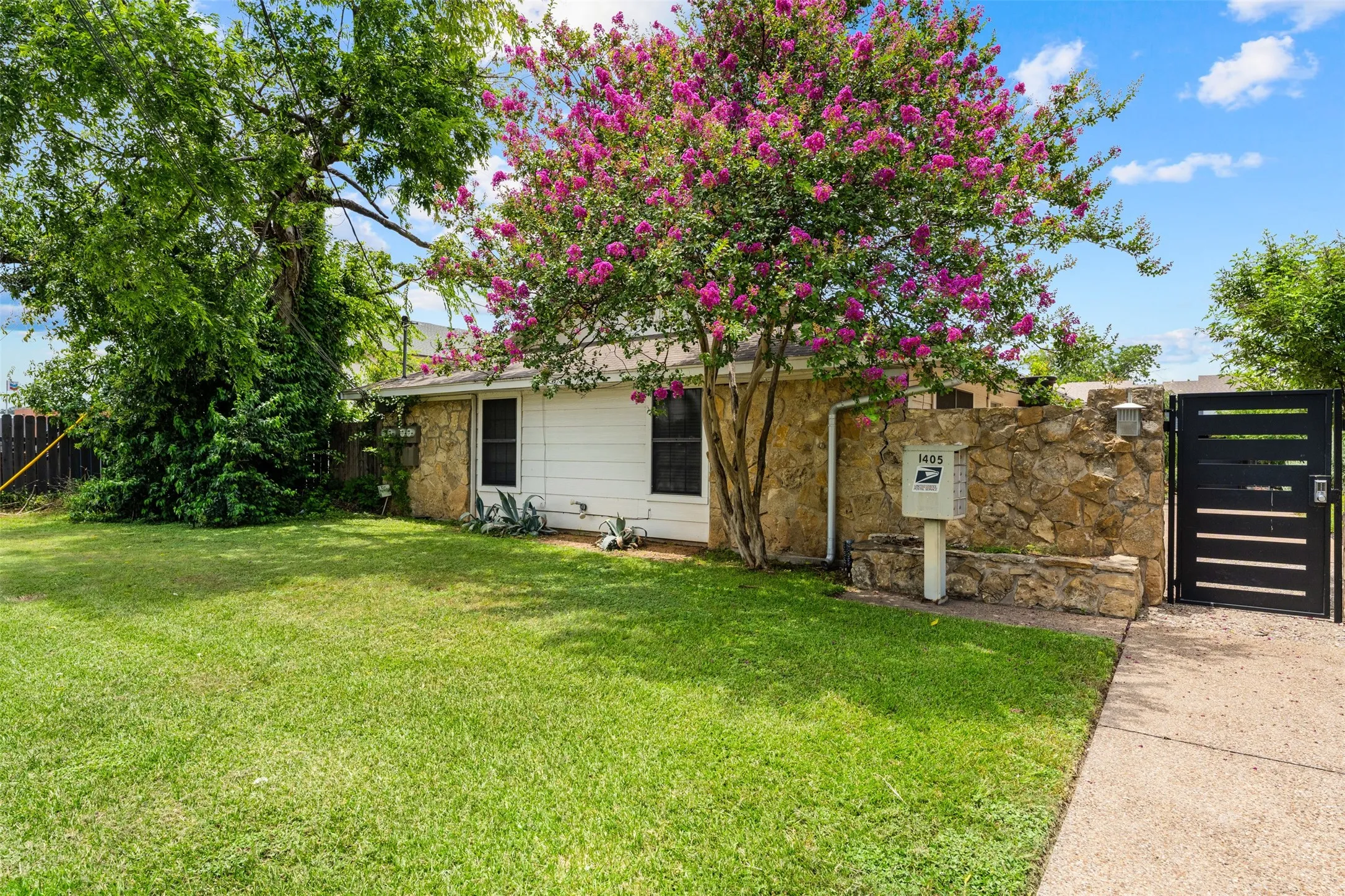 Condominium For Sale in Mc Lennan County , 1405 Speight Avenue 1, Waco, Texas 76706, 2 Bedroom, 2 Bathroom, Garage spaces, 929 Sqft, built in 1984, mls#21320176, Real Estate Agent in Waco, Homes For Sale in Mc Lennan county, Homes For Sale in Waco, Realtor in Waco Texas, Real Estate Brokerage Independent Realty Texas, Luminita Cordes Realtor