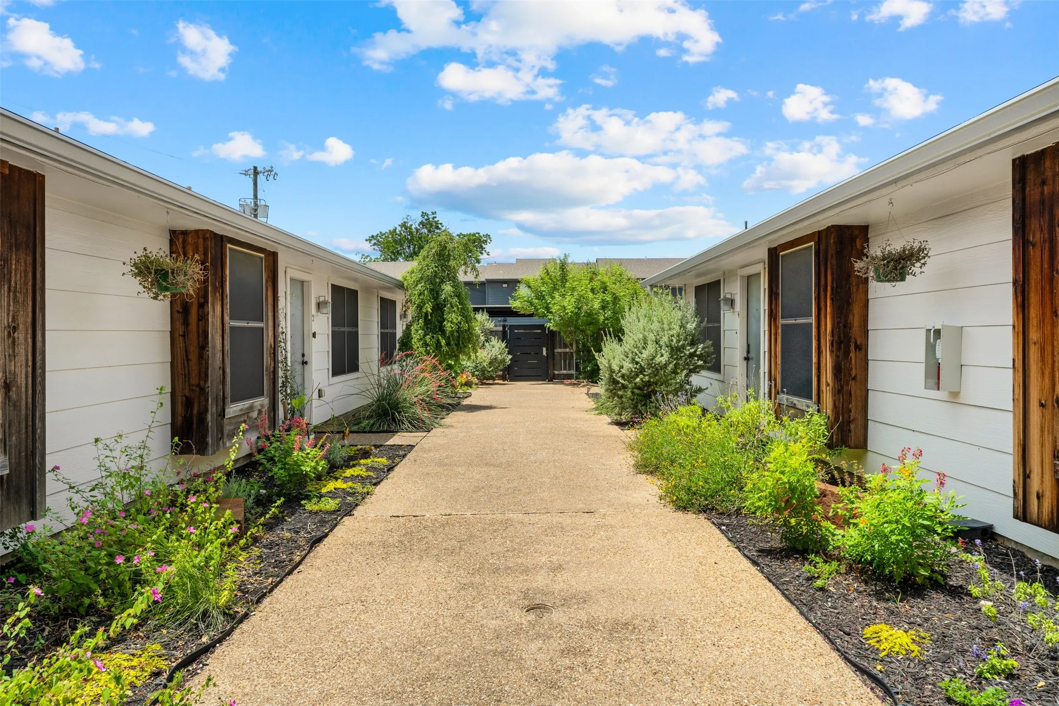 Condominium For Sale in Mc Lennan County , 1405 Speight Avenue 1, Waco, Texas 76706, 2 Bedroom, 2 Bathroom, Garage spaces, 929 Sqft, built in 1984, mls#21320176, Real Estate Agent in Waco, Homes For Sale in Mc Lennan county, Homes For Sale in Waco, Realtor in Waco Texas, Real Estate Brokerage Independent Realty Texas, Luminita Cordes Realtor