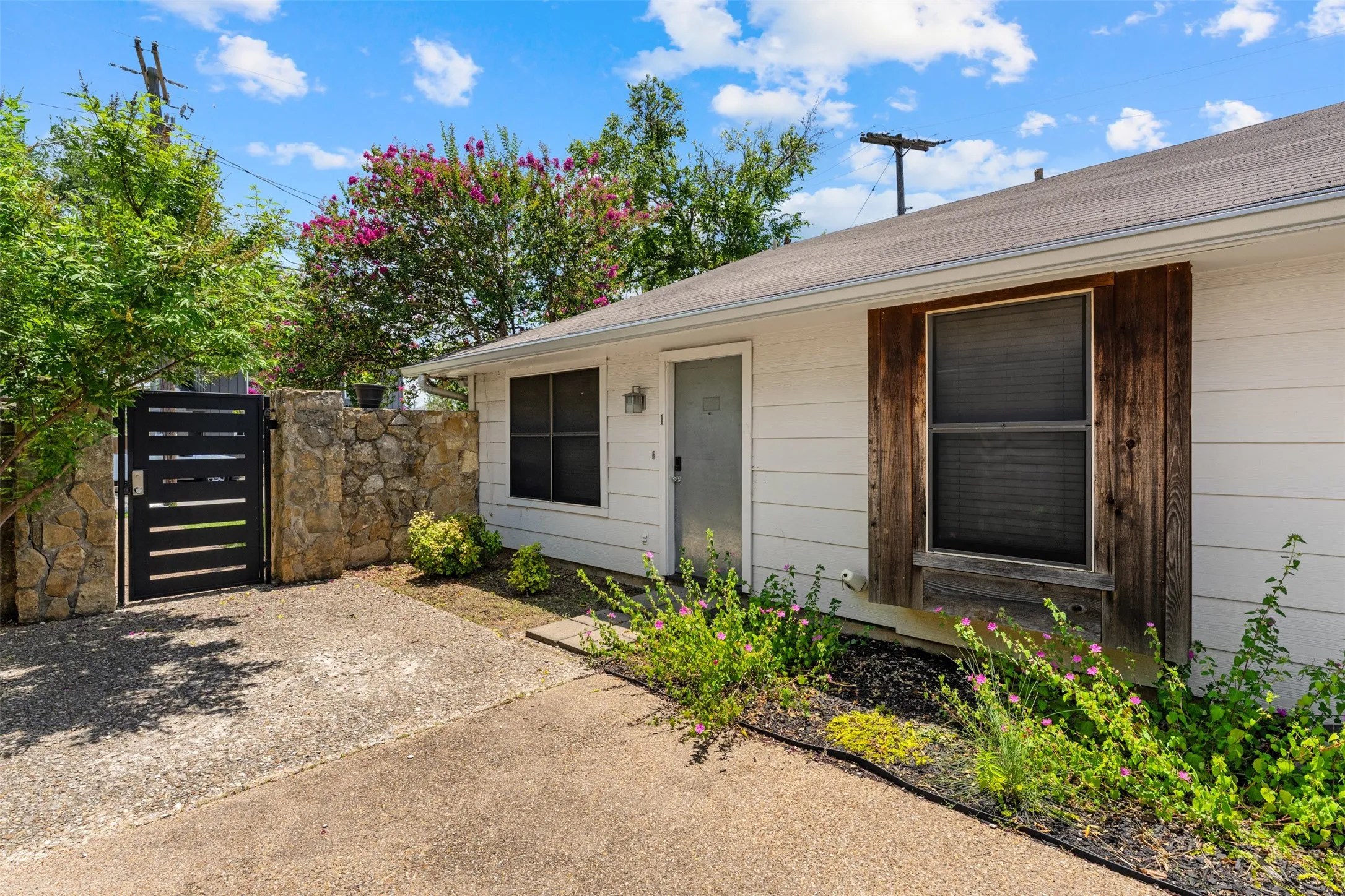 Condominium For Sale in Mc Lennan County , 1405 Speight Avenue 1, Waco, Texas 76706, 2 Bedroom, 2 Bathroom, Garage spaces, 929 Sqft, built in 1984, mls#21320176, Real Estate Agent in Waco, Homes For Sale in Mc Lennan county, Homes For Sale in Waco, Realtor in Waco Texas, Real Estate Brokerage Independent Realty Texas, Luminita Cordes Realtor