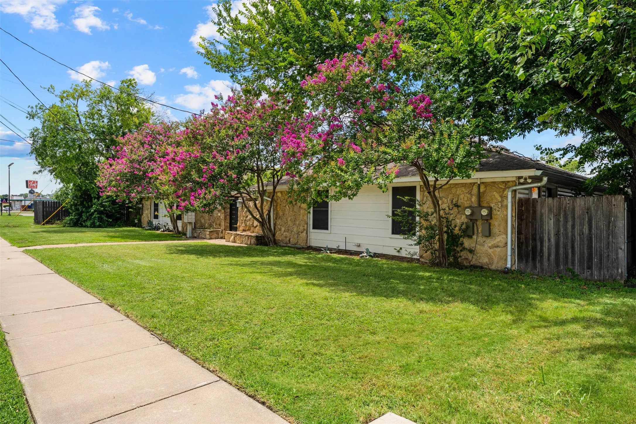 Condominium For Sale in Mc Lennan County , 1405 Speight Avenue 1, Waco, Texas 76706, 2 Bedroom, 2 Bathroom, Garage spaces, 929 Sqft, built in 1984, mls#21320176, Real Estate Agent in Waco, Homes For Sale in Mc Lennan county, Homes For Sale in Waco, Realtor in Waco Texas, Real Estate Brokerage Independent Realty Texas, Luminita Cordes Realtor