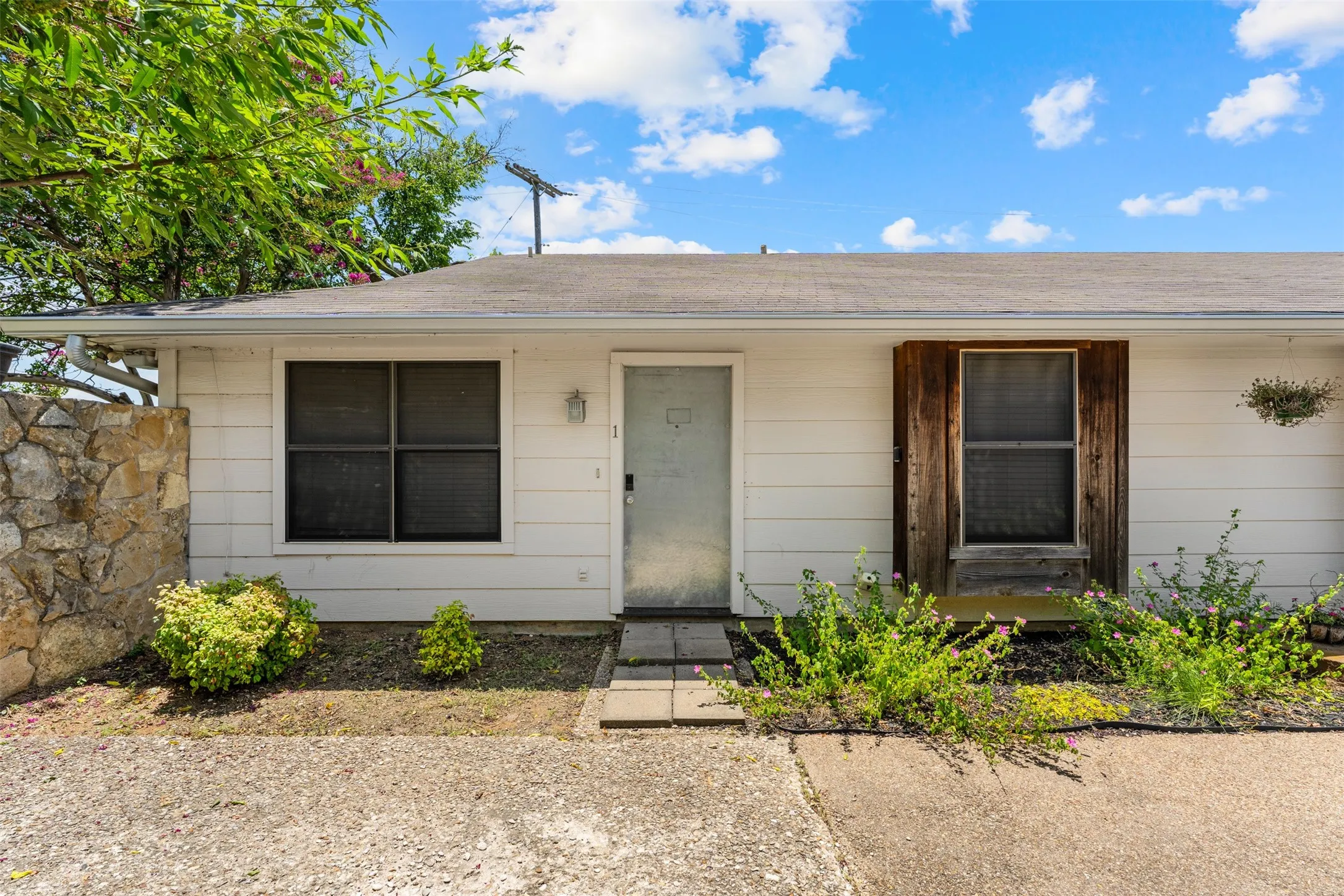 Condominium For Sale in Mc Lennan County , 1405 Speight Avenue 1, Waco, Texas 76706, 2 Bedroom, 2 Bathroom, Garage spaces, 929 Sqft, built in 1984, mls#21320176, Real Estate Agent in Waco, Homes For Sale in Mc Lennan county, Homes For Sale in Waco, Realtor in Waco Texas, Real Estate Brokerage Independent Realty Texas, Luminita Cordes Realtor