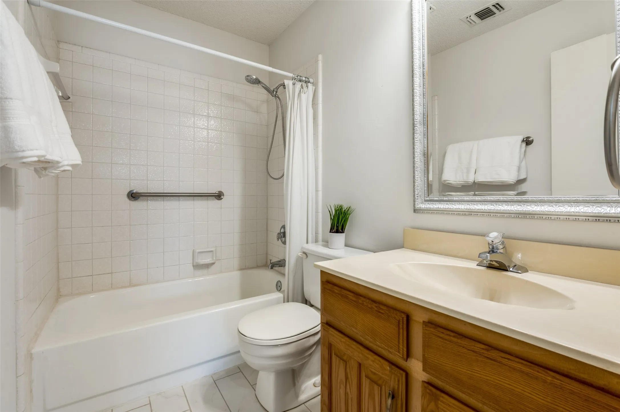 Condominium For Sale in Collin County , 17490 Meandering Way 2203, Dallas, Texas 75252, 3 Bedrooms, 3 Bathrooms, 2 Garage spaces, 1,178 Sqft, built in 1983, Price $249,000, mls#21318696, Real Estate Agent in Dallas, Homes For Sale in Collin county, Homes For Sale in Dallas, Realtor in Dallas Texas, Real Estate Brokerage Independent Realty Texas, Luminita Cordes Realtor